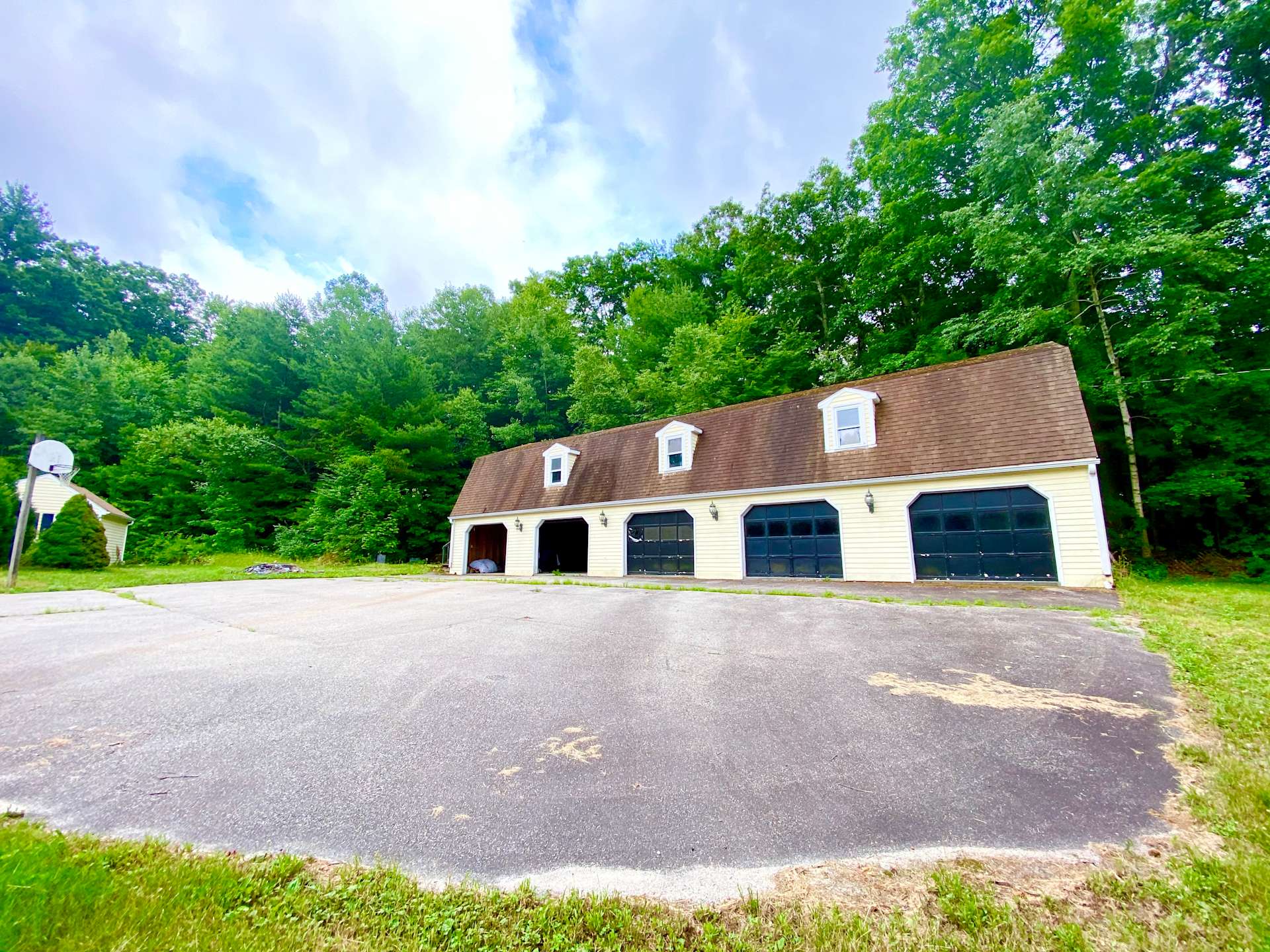 Peaceful Retreat & 5 Car Garage Hipcamp in Dudley, Massachusetts