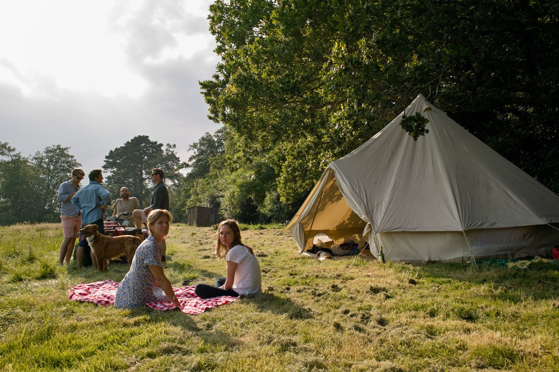 A charming Dorset campsite overlooking the beautiful Stour valley and a short walk from both the river and the market town of Wimborne Minster.
