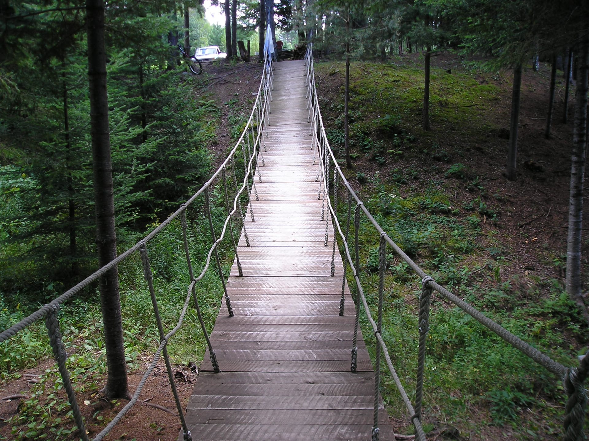The cool rope bridge that connects the cabin to the sauna!
