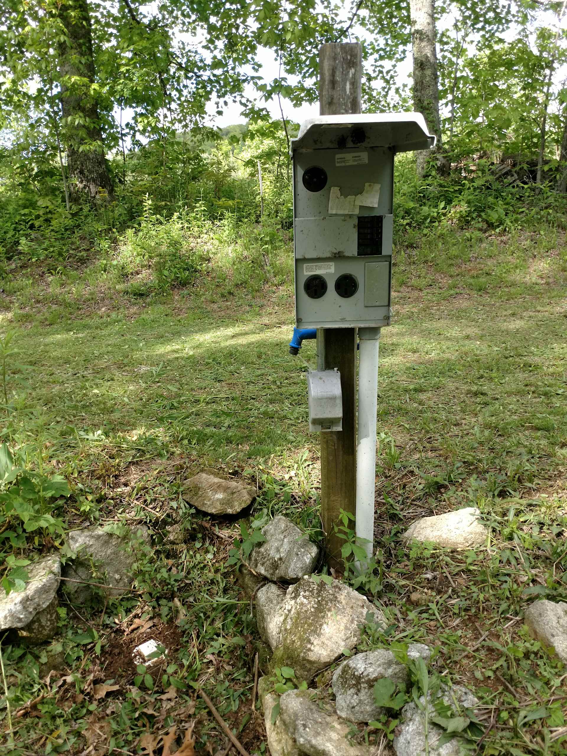 Power: one 120vac 20 amp duplex outlet, one 120vac 30 amp 3 prong outlet, two 240vac 50 amp 4 prong outlet. All seasons water and sewer.