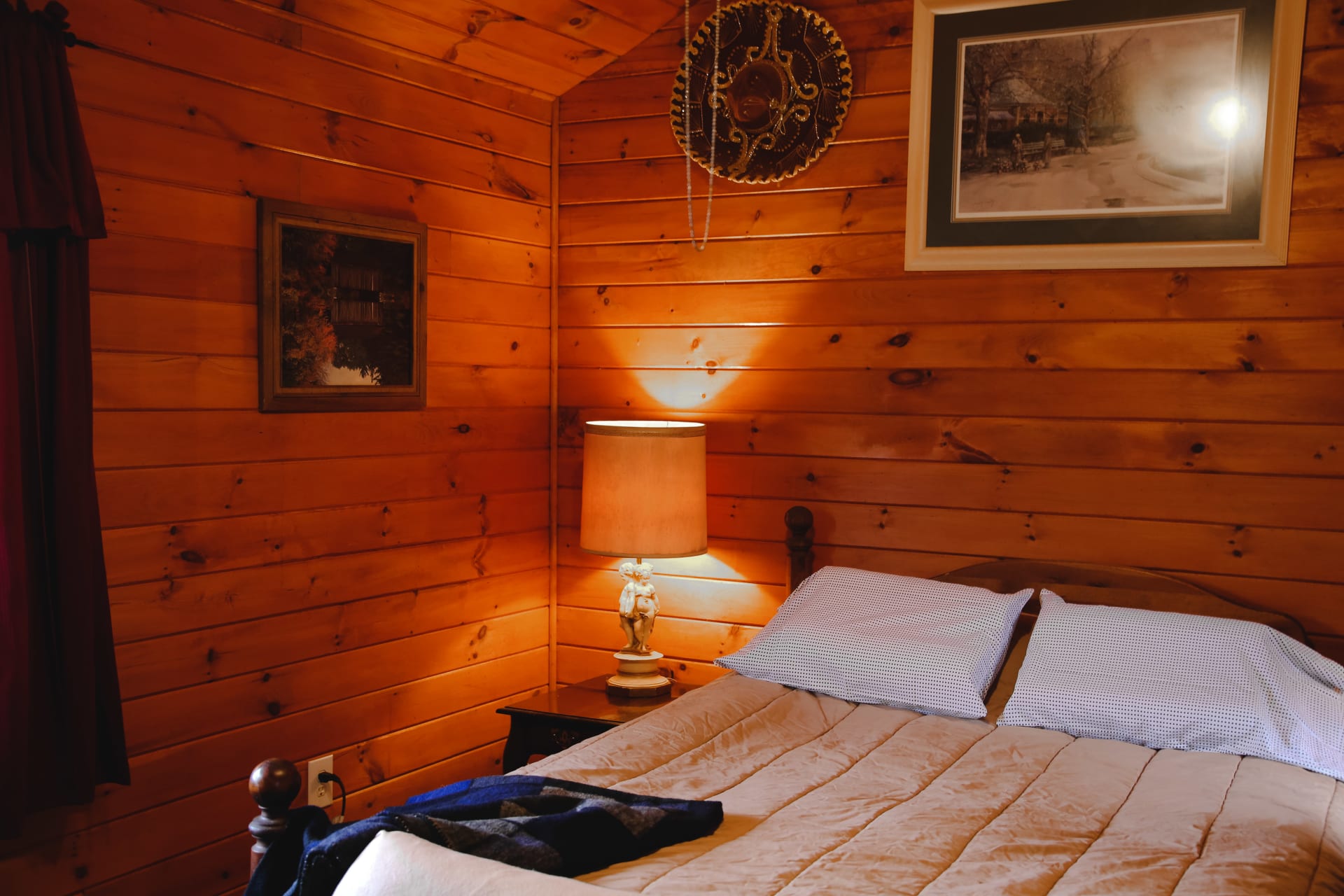 The cabin is decorated with a western and rustic style. Beautiful paneled wood grace the walls and ceiling. 