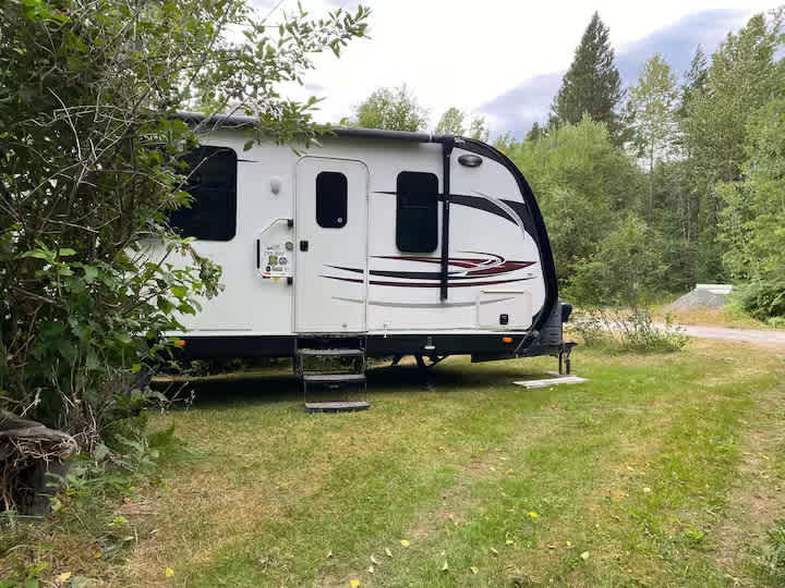 RV Glamping - Photo 2