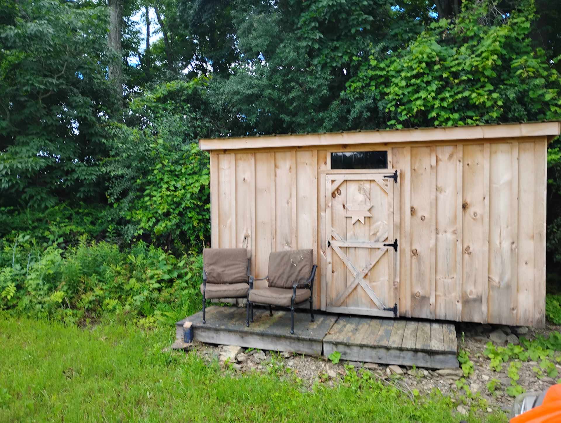 N-By-NW is tucked into a private corner of the farm.  Great shade coverage prevents the Cabin from over heating in hot weather. Great views, with peace and tranquility!