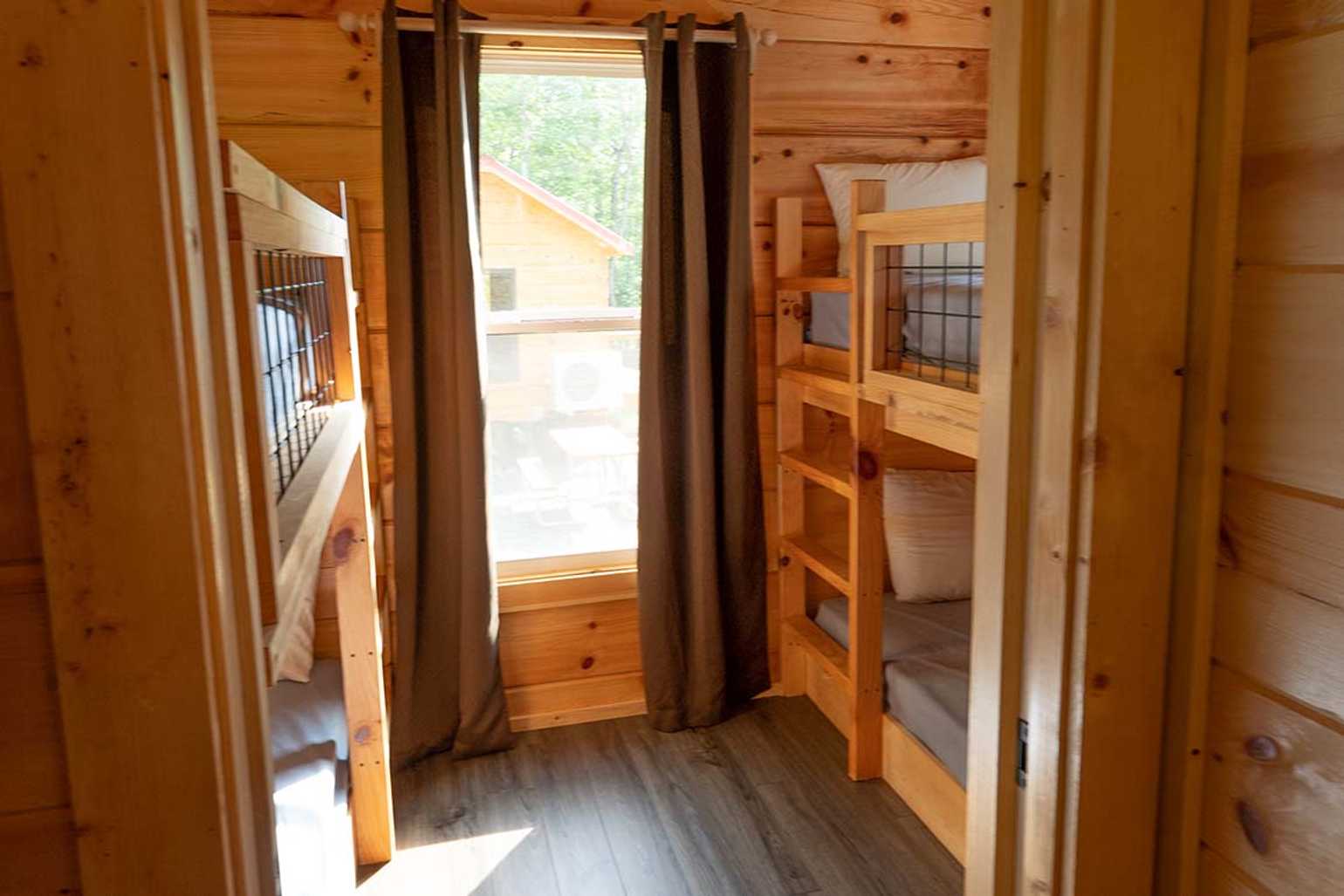 Bubbly Hickory Forest Deluxe Cabin