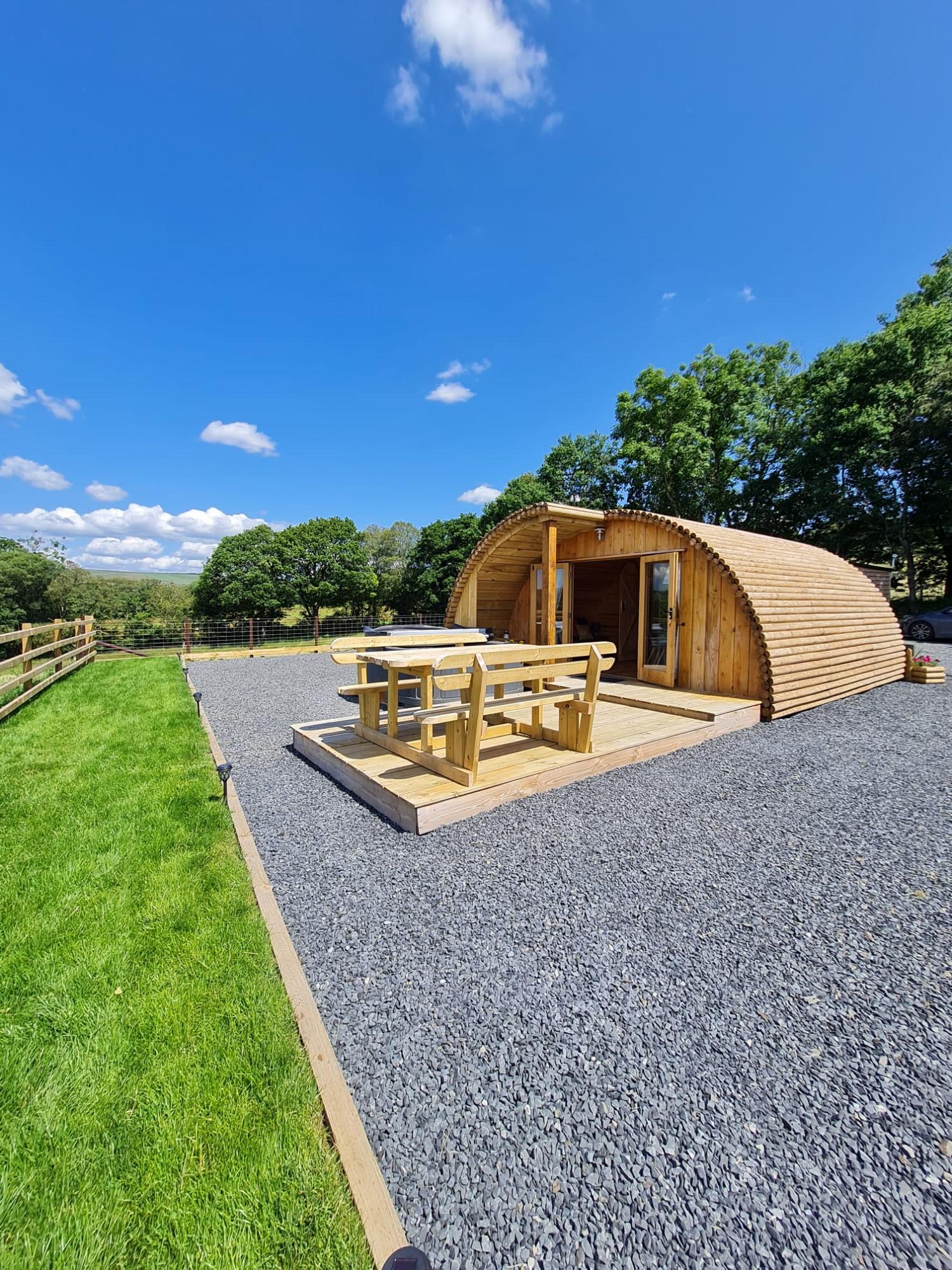 Cerniog: Luxury Cabin with hot tub