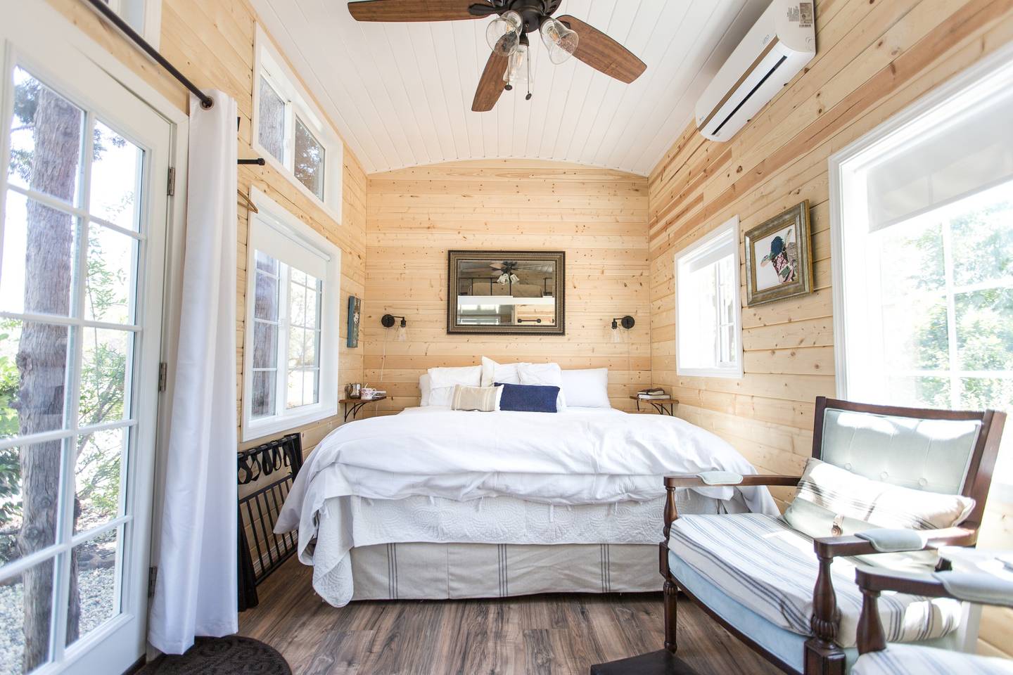 You can get away to this quiet place and restore. Put your cares to rest in this king sized bed. 