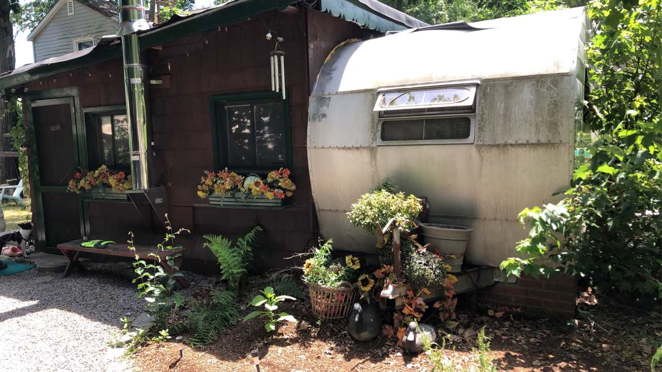Vintage camper, waterfront &firepit