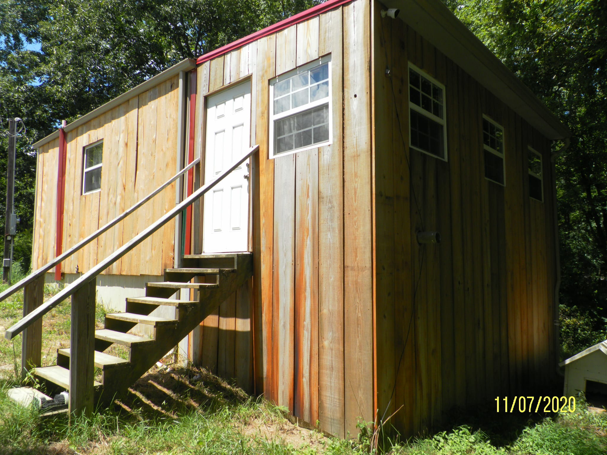 Beautiful cabin right on the Scenic and Historic Upper Cumberland River! Quiet Cabin on the River. Relax and enjoy this quiet cabin with the Cumberland River running by.