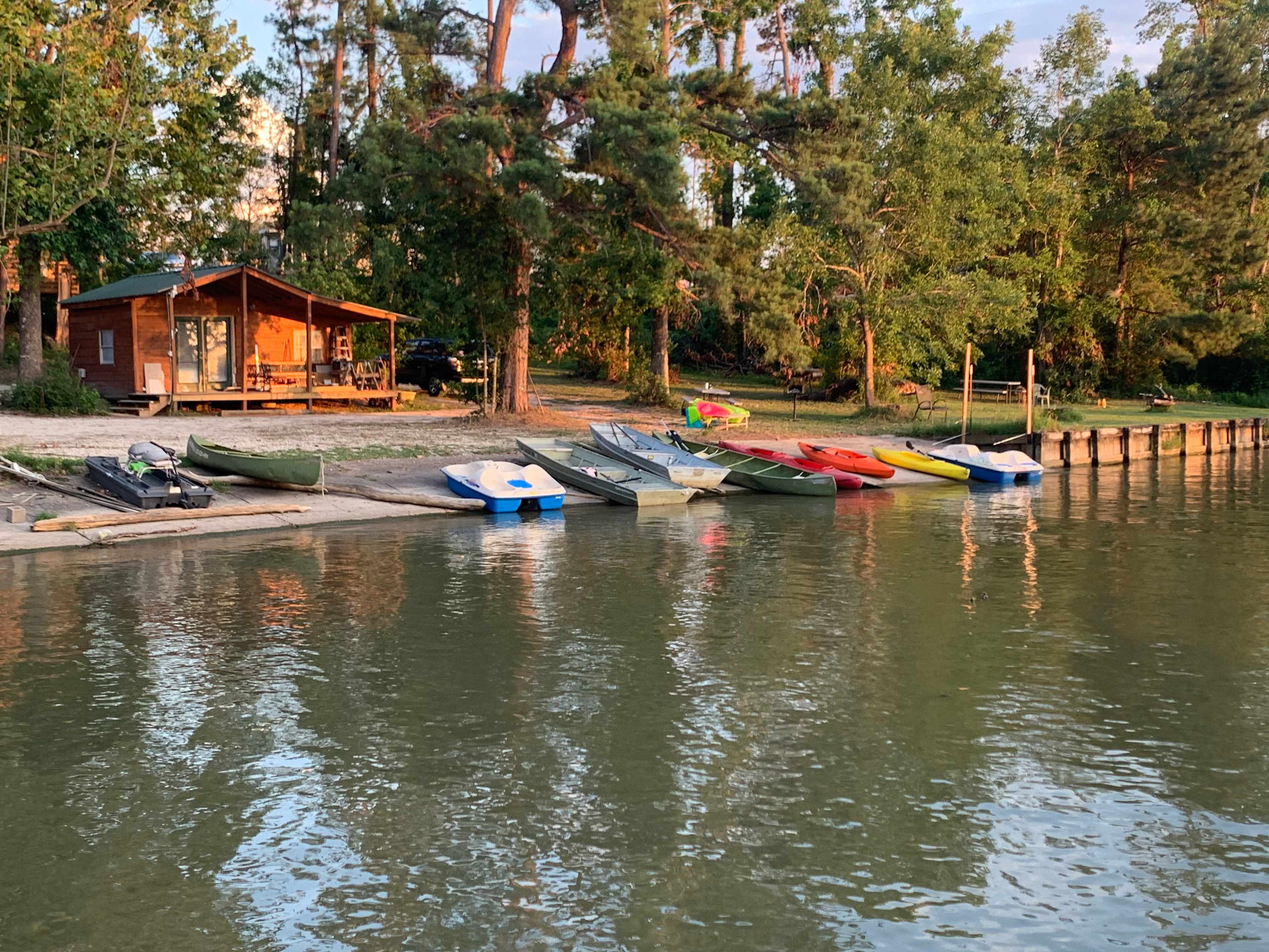 B&R Lakeside Cabins & RVs