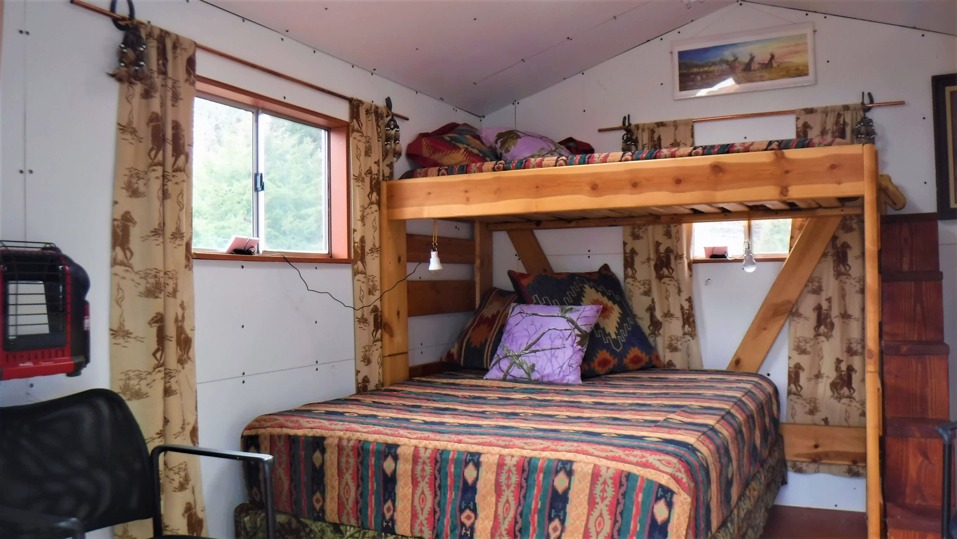 Queen bed with Twin loft.