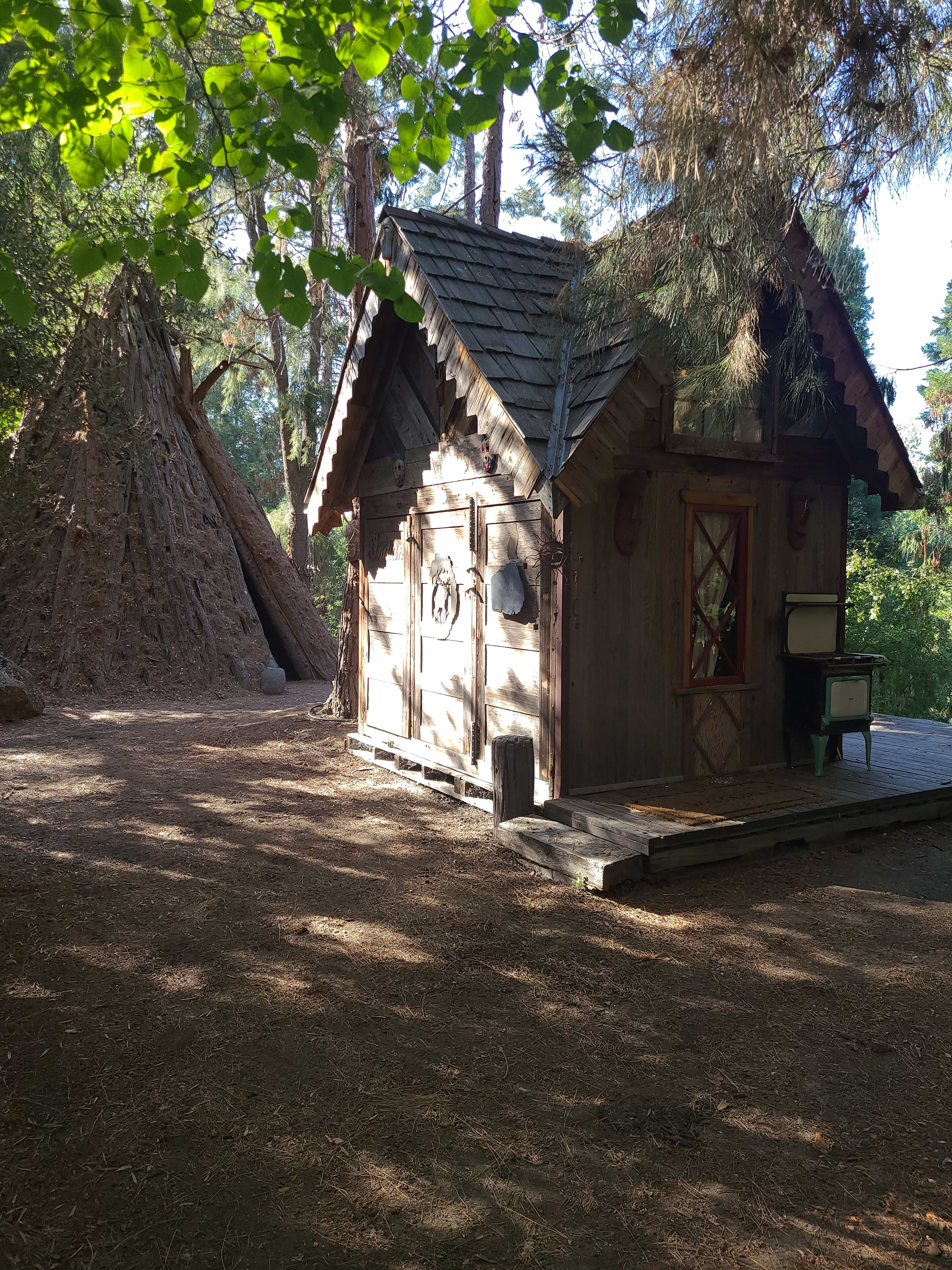 Ozz Ranch Viking Cabin and Teepee