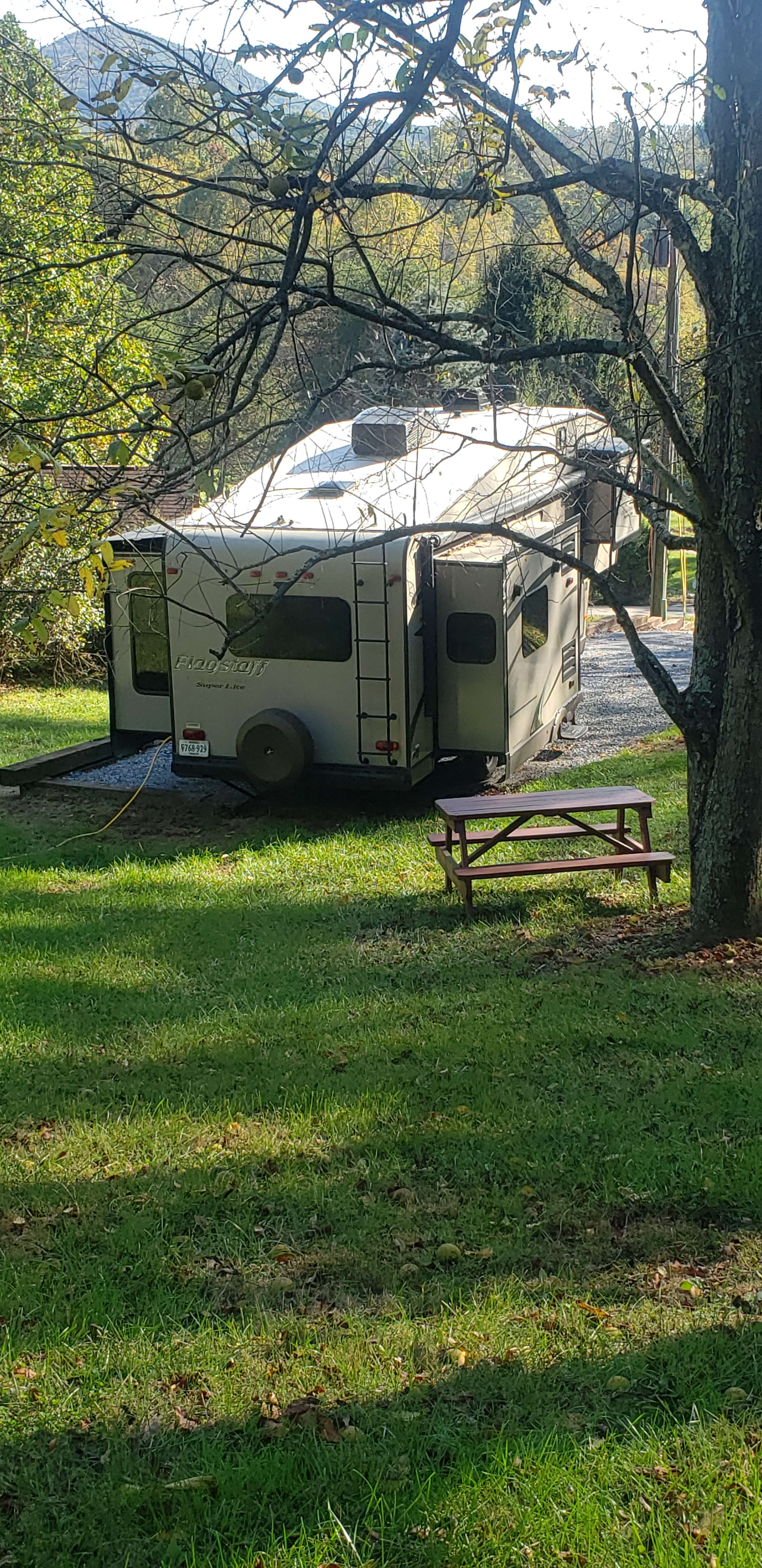 This is my rig for size comparison. 32' 5th, and the site is more spacious than most.