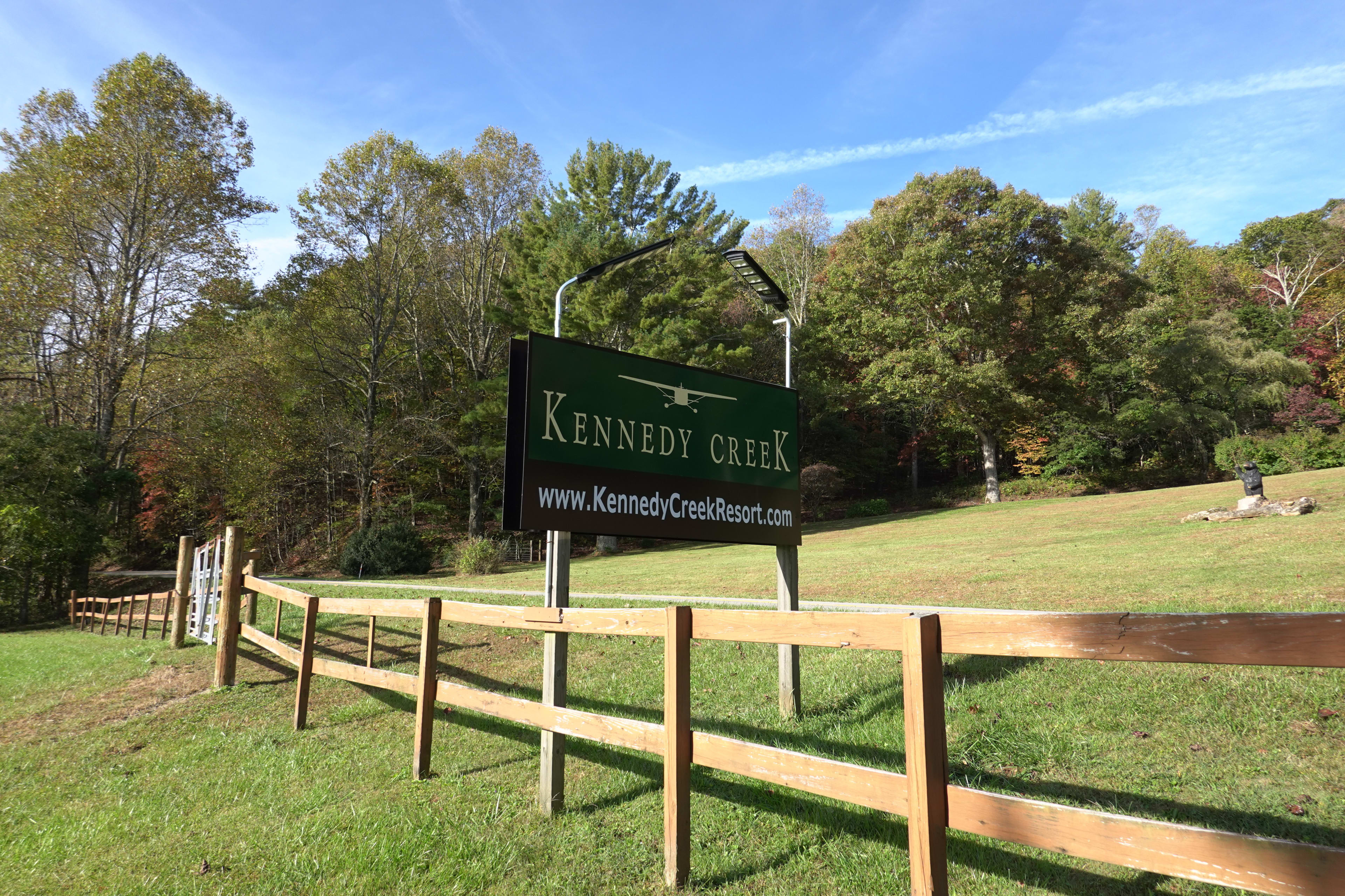 Kennedy Creek Resort: Tents, Cabins