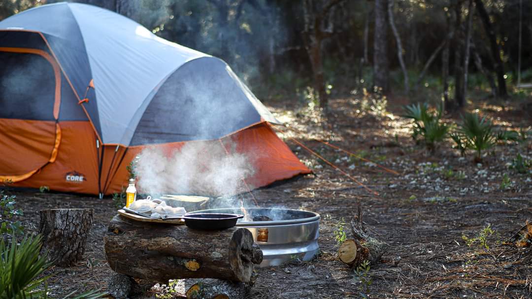 It rained early our first morning, and by evening the ground was dry and all the burnable material was dry. There's no mud around camp, only sand and leaves. 