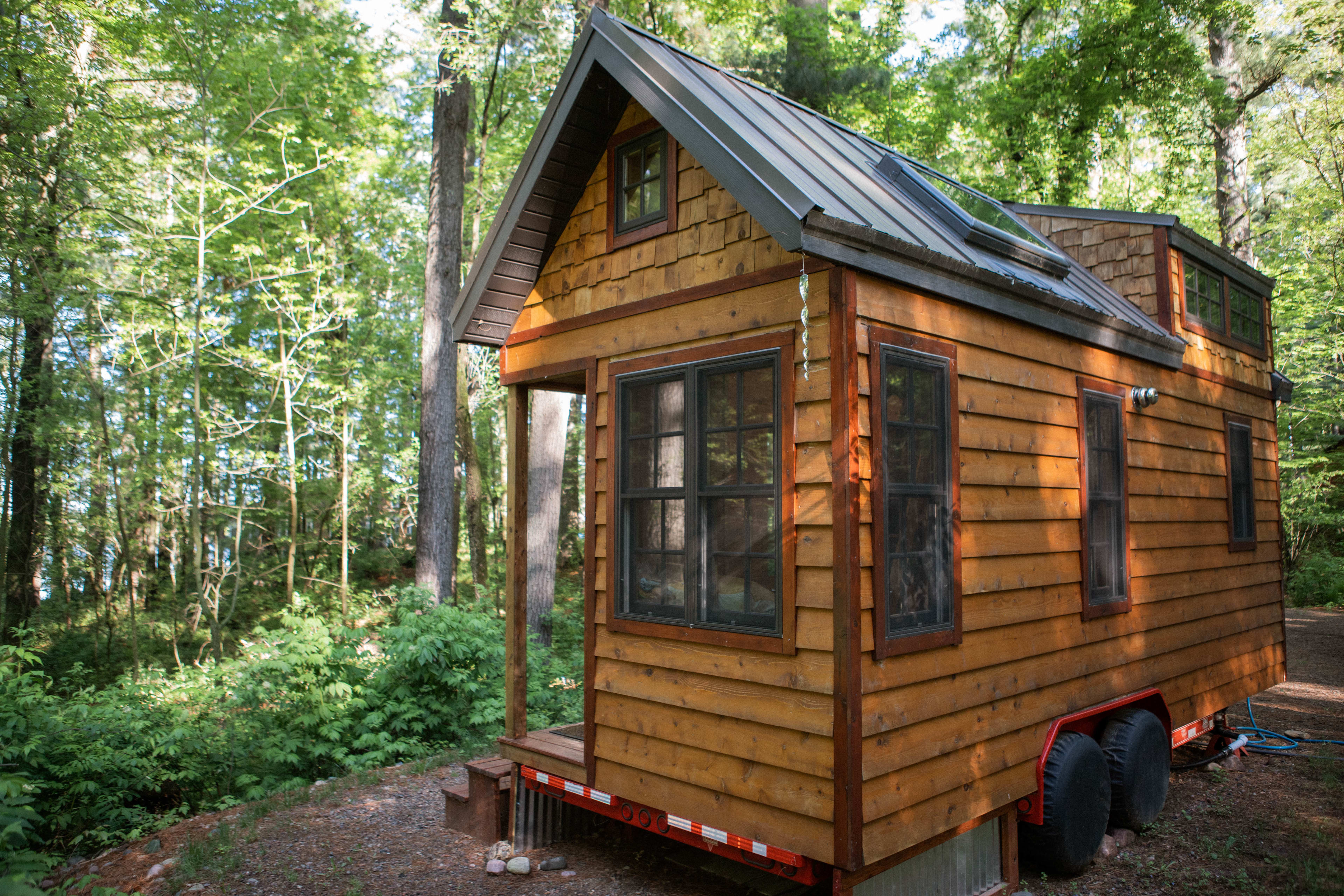 Here are a couple shots of the exterior of the tiny house! So cute!