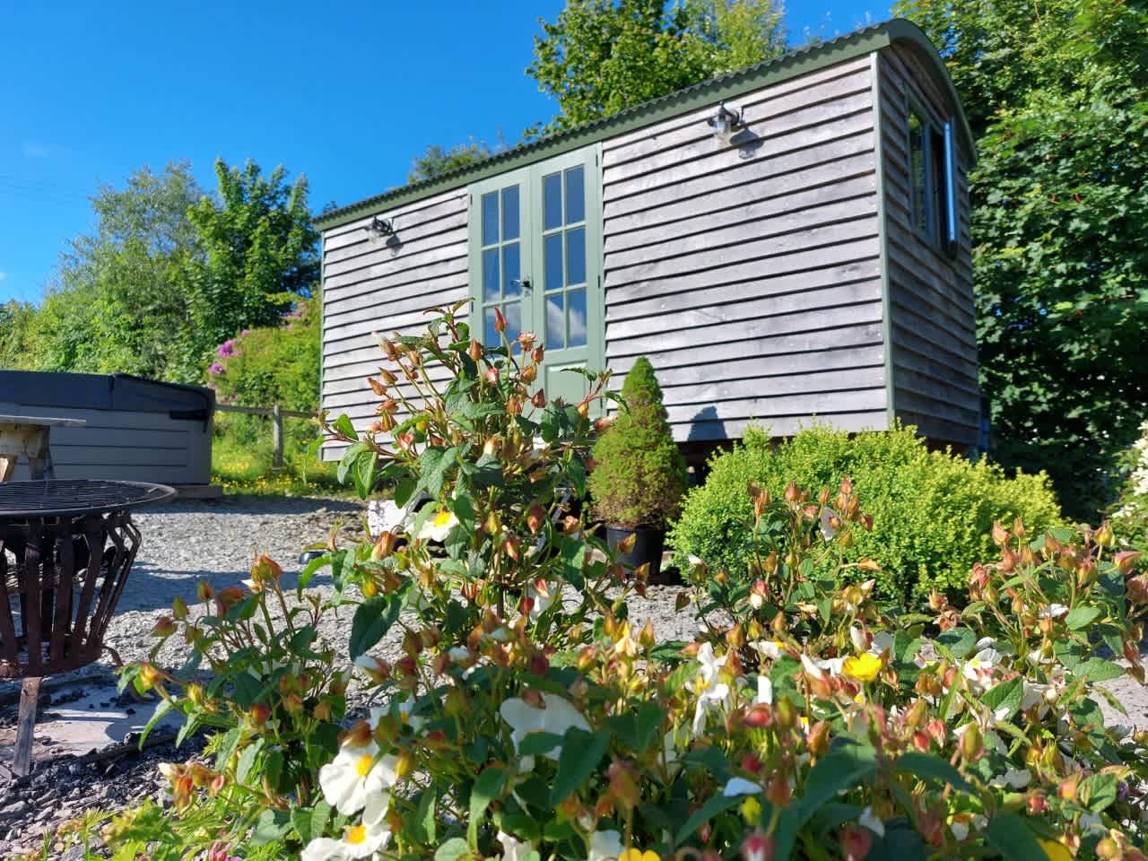 The Three Spaniels' Shepherd Hut