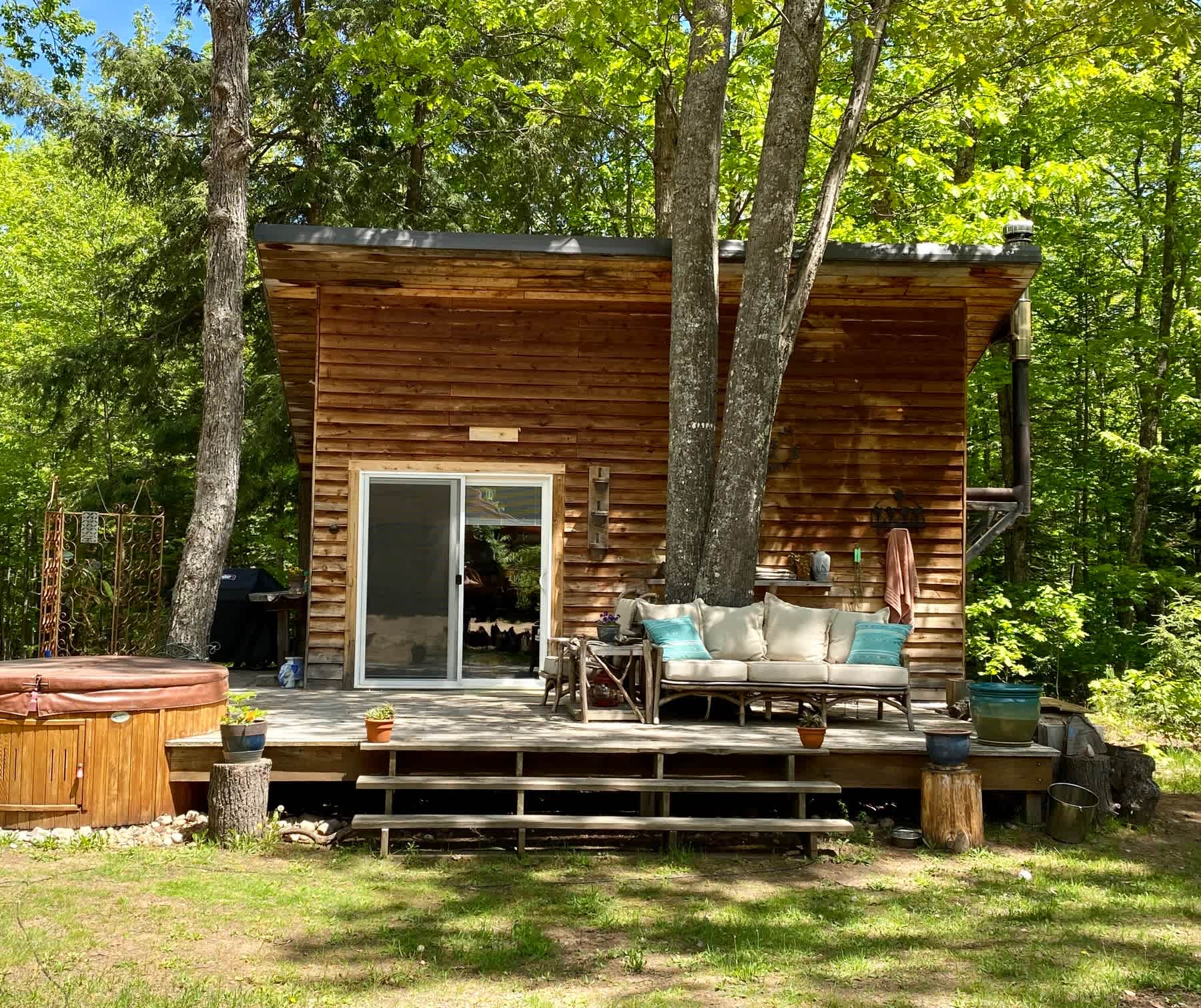 Front view of the Acorn Retreat cabin.
