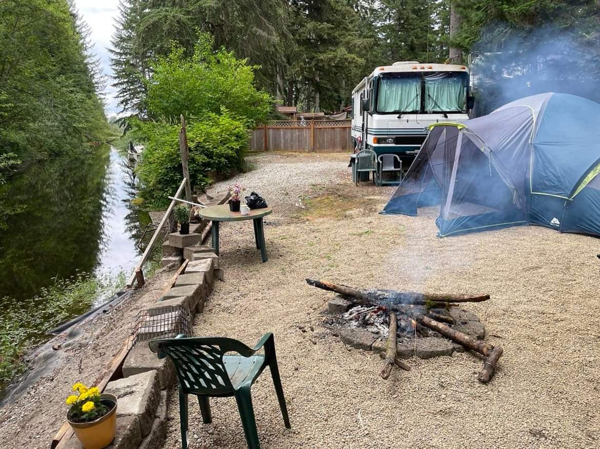 Camper that's sleeps 4 comfortably, plenty tent space also💚🌿 
