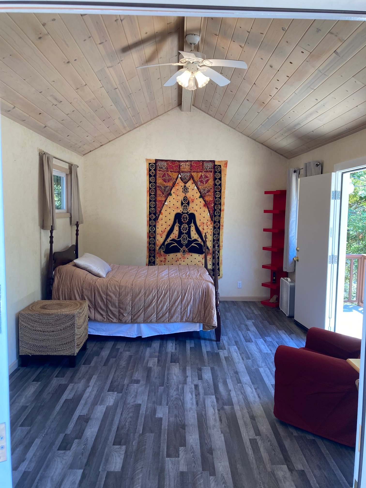 Beautiful and comfortable room with a double bed, 2 nightstands, desk and armchair. Linens and towels are provided. 