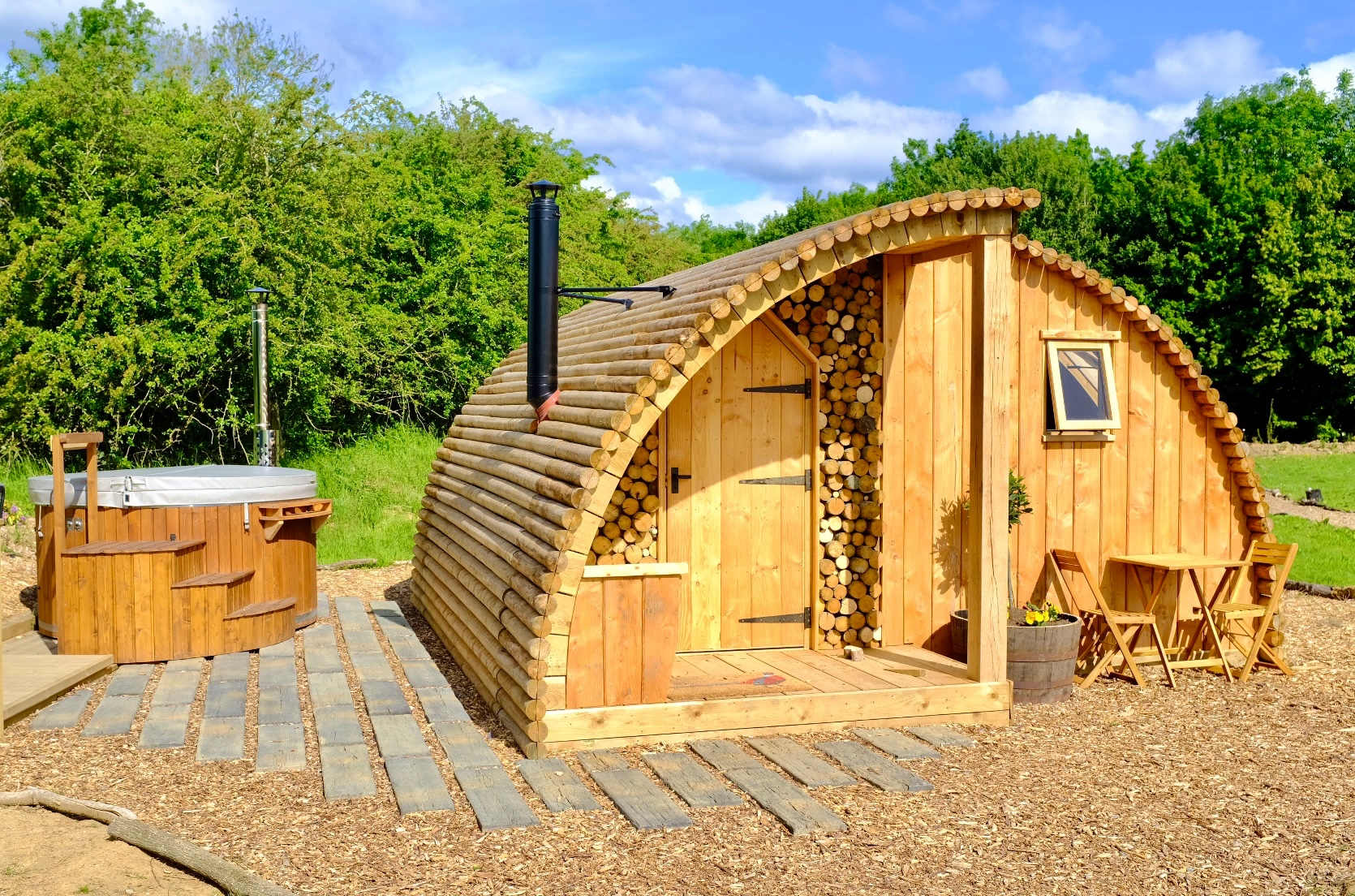 Pheasant Lodge exterior and hot tub