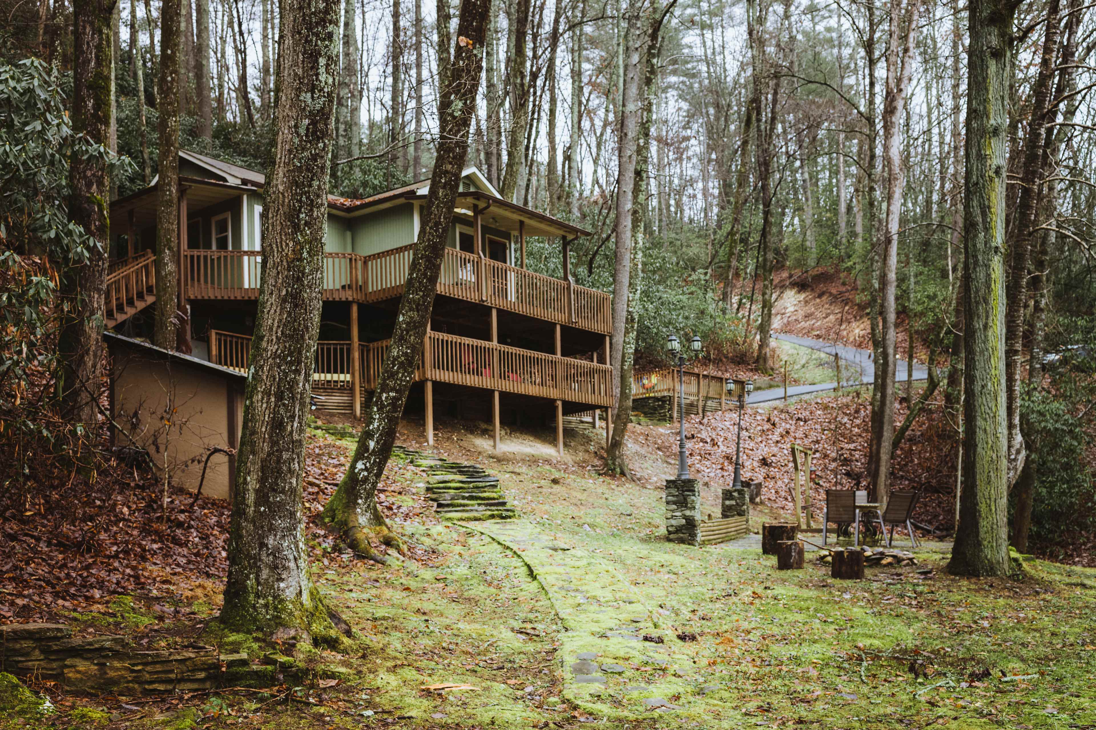 Roho's Creekside Cabin - hot tub