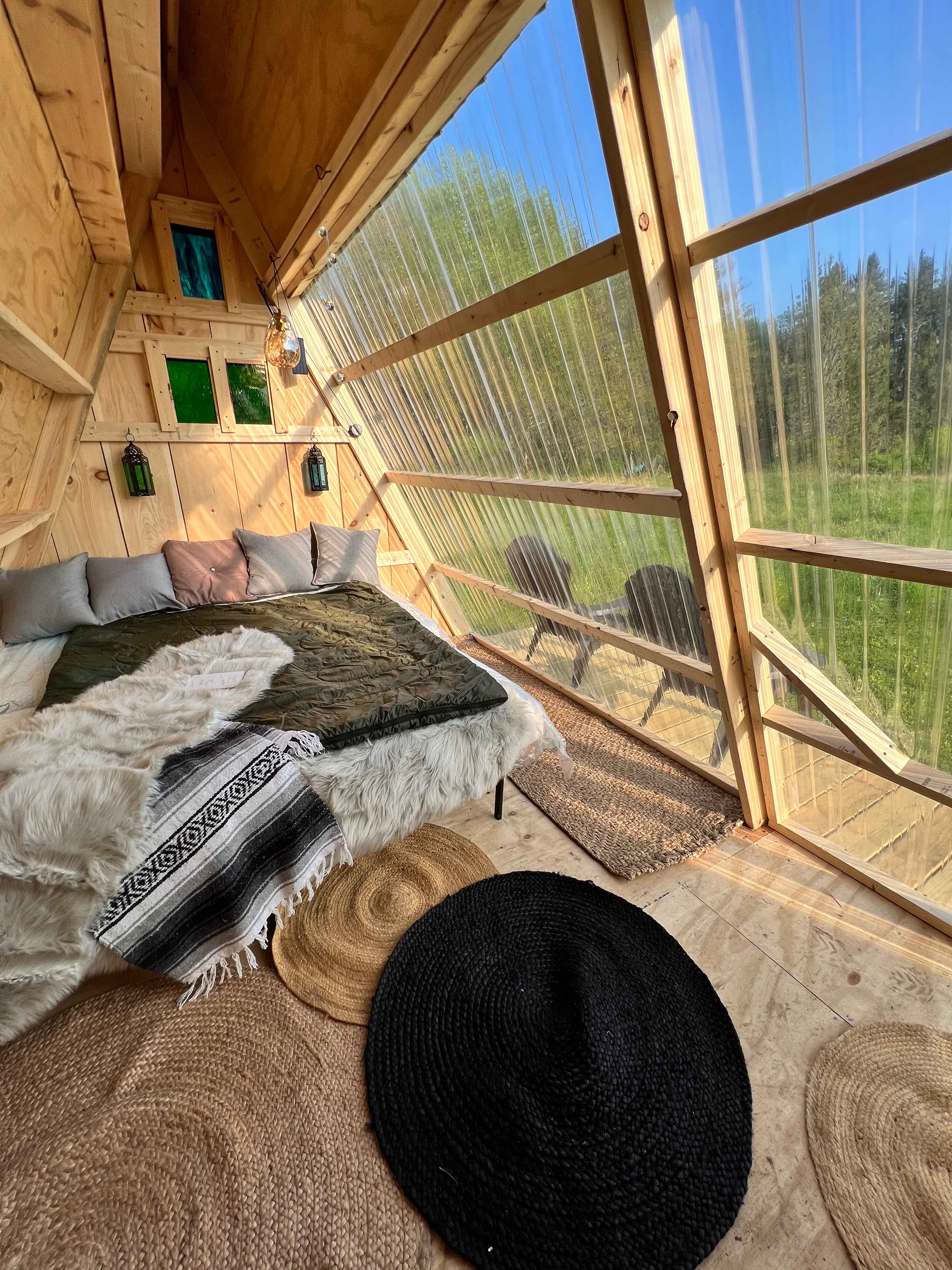 Fri, interior.