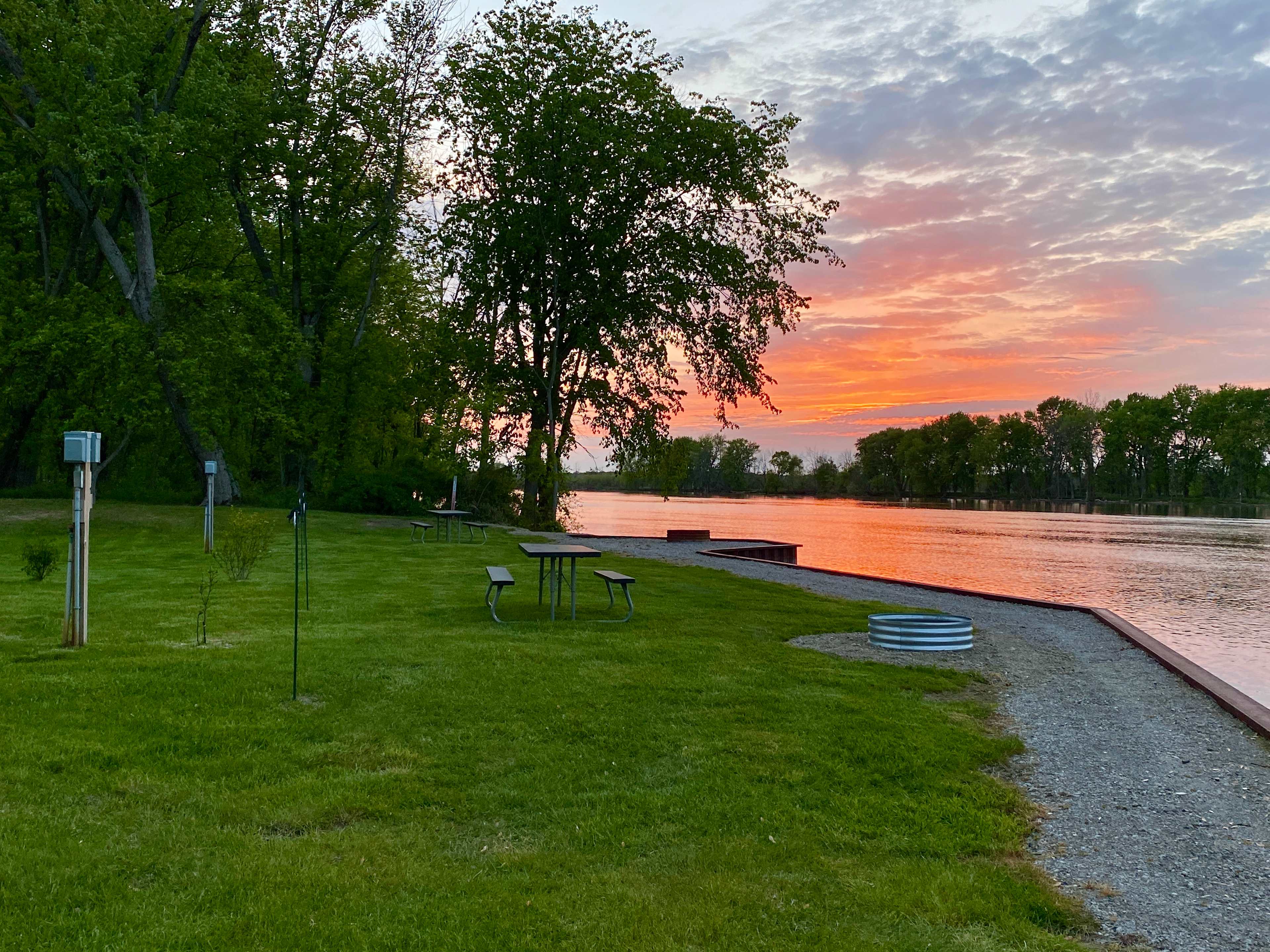 One Grand Place - Riverside Retreat