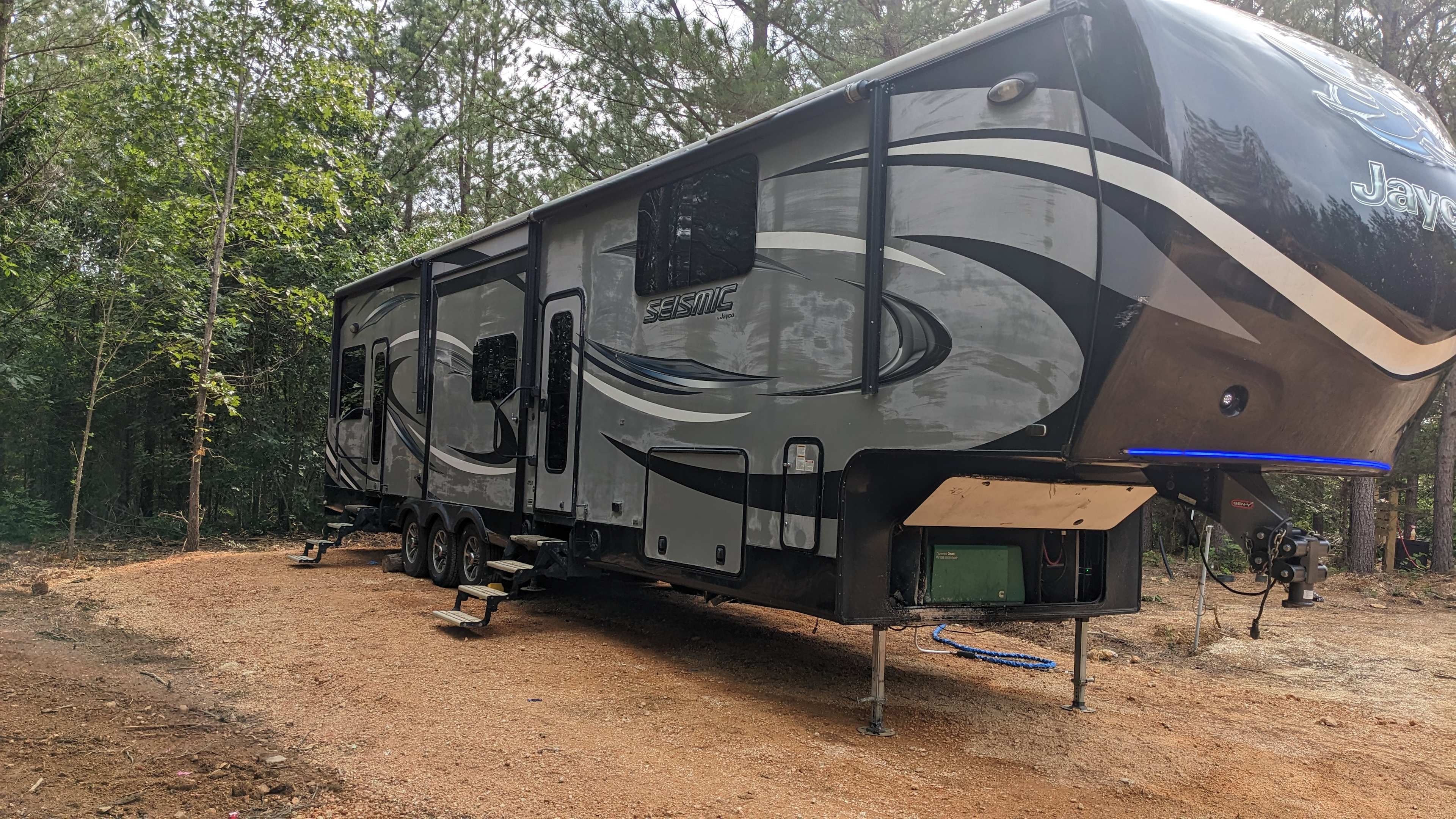 Can accommodate large 40+ foot 5th wheels and Class A's.