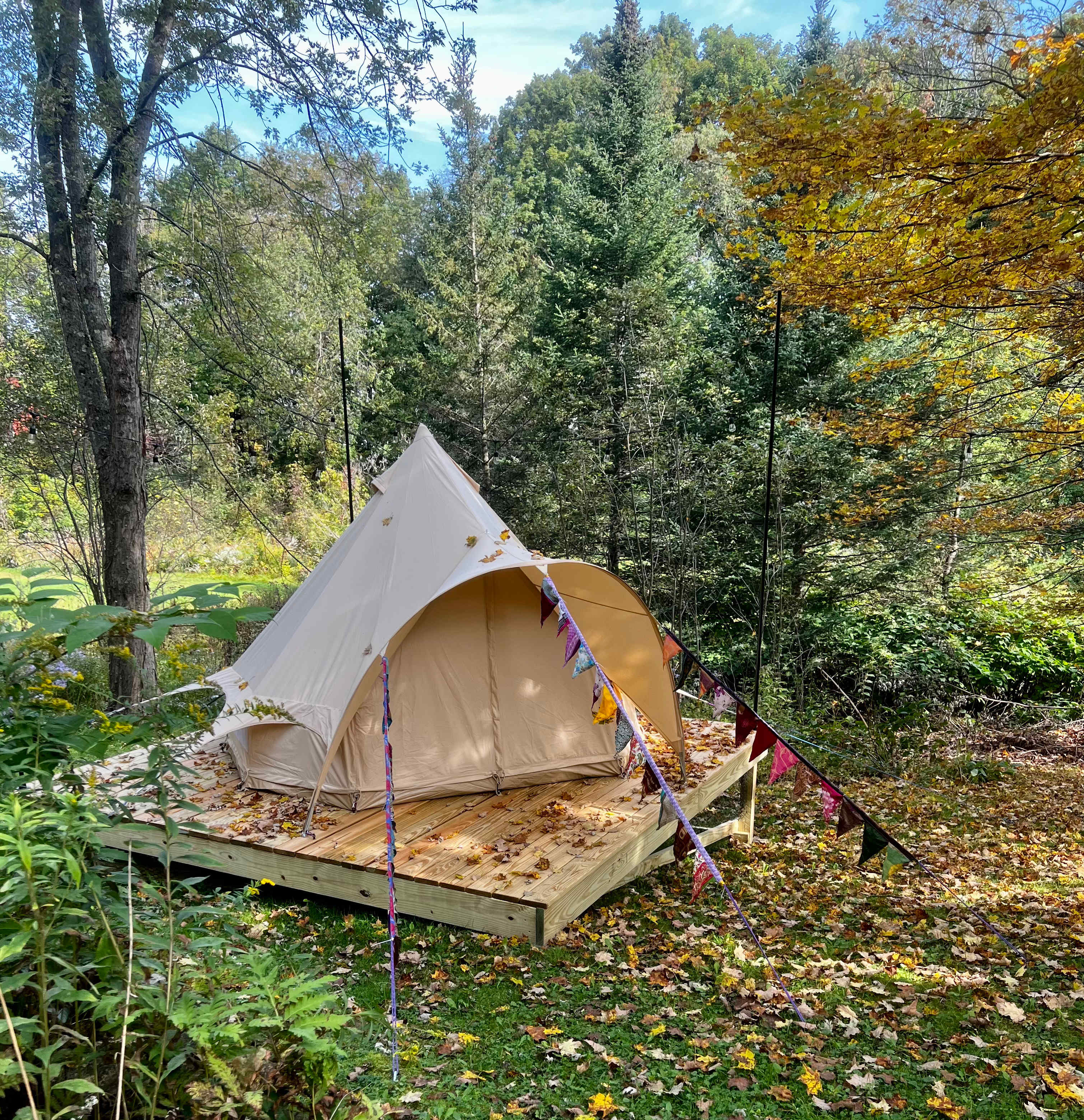 Example of a tent on the platform - Tent not provided.