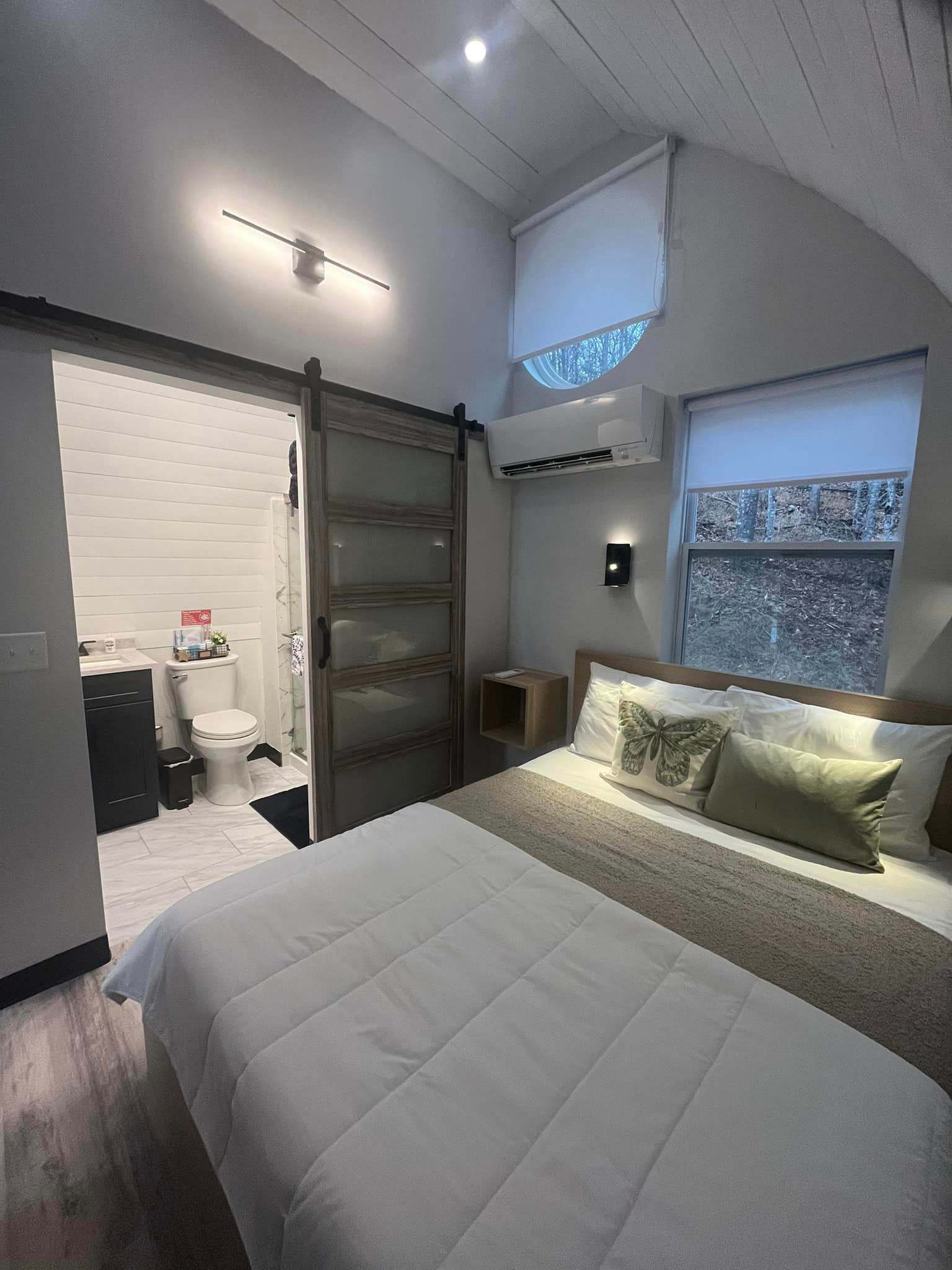 Romantic, hot tub, pet friendly