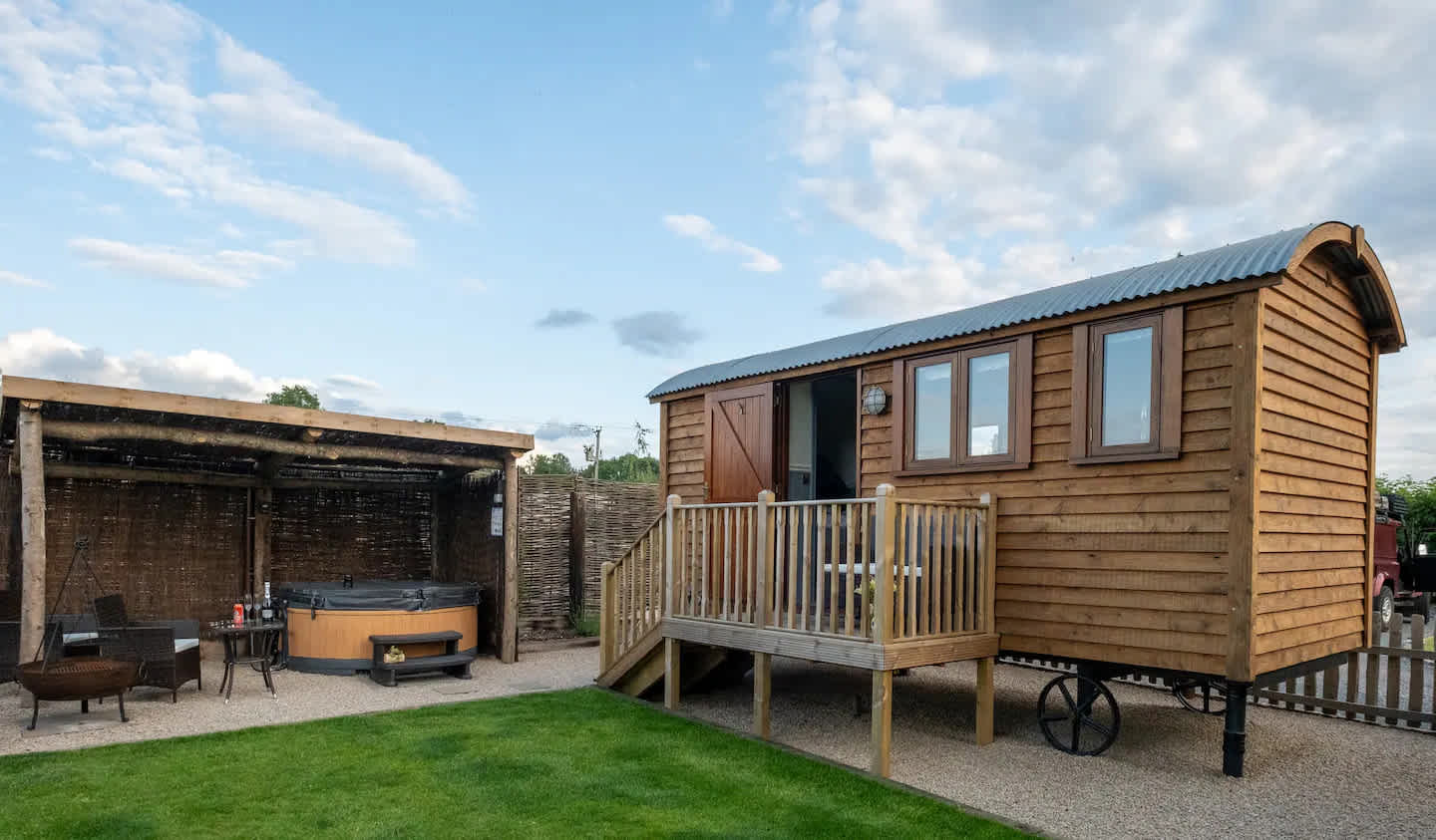 Luxury Shepherds Hut with Hot Tub