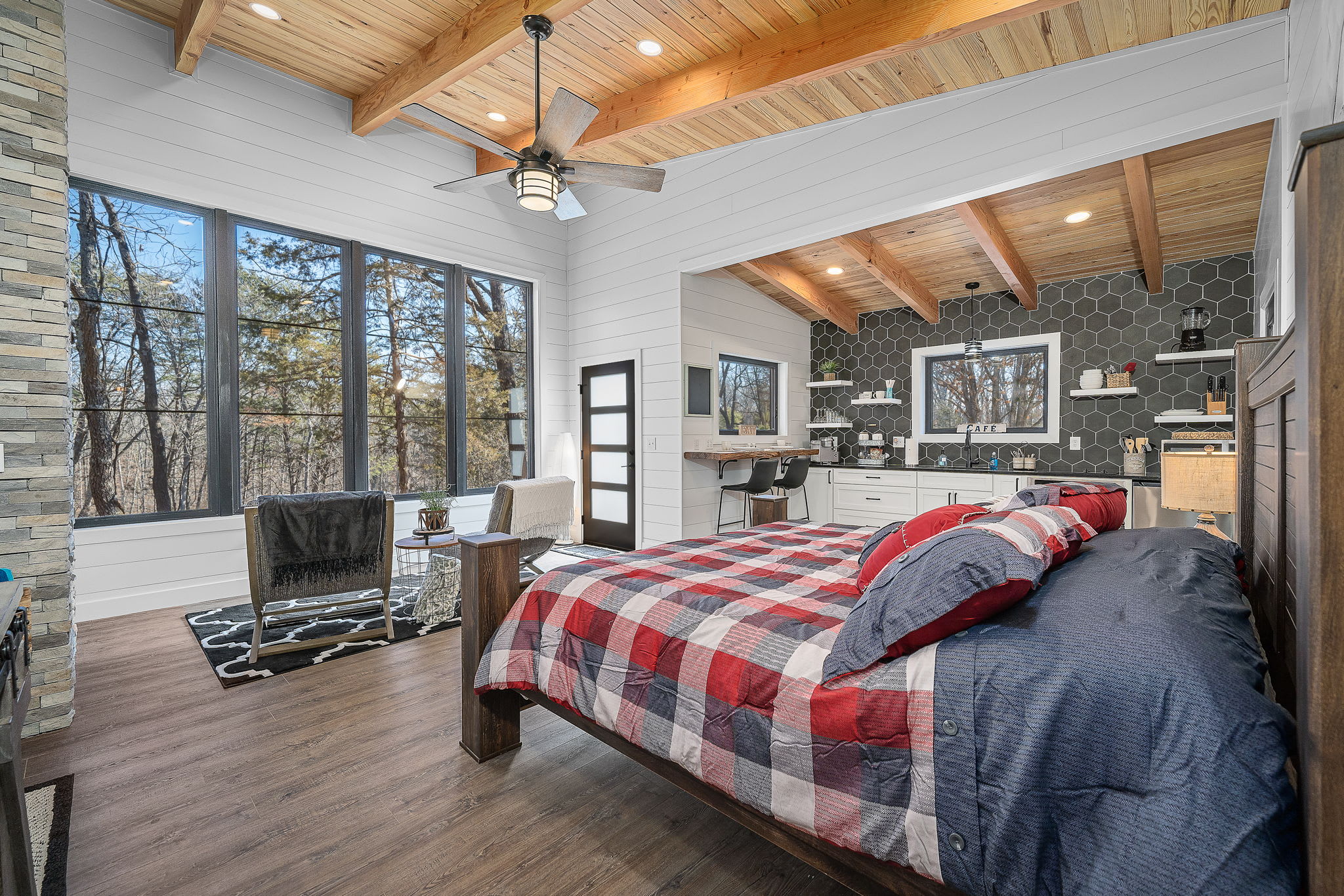 Secluded Wooded Cabin - Lakeside