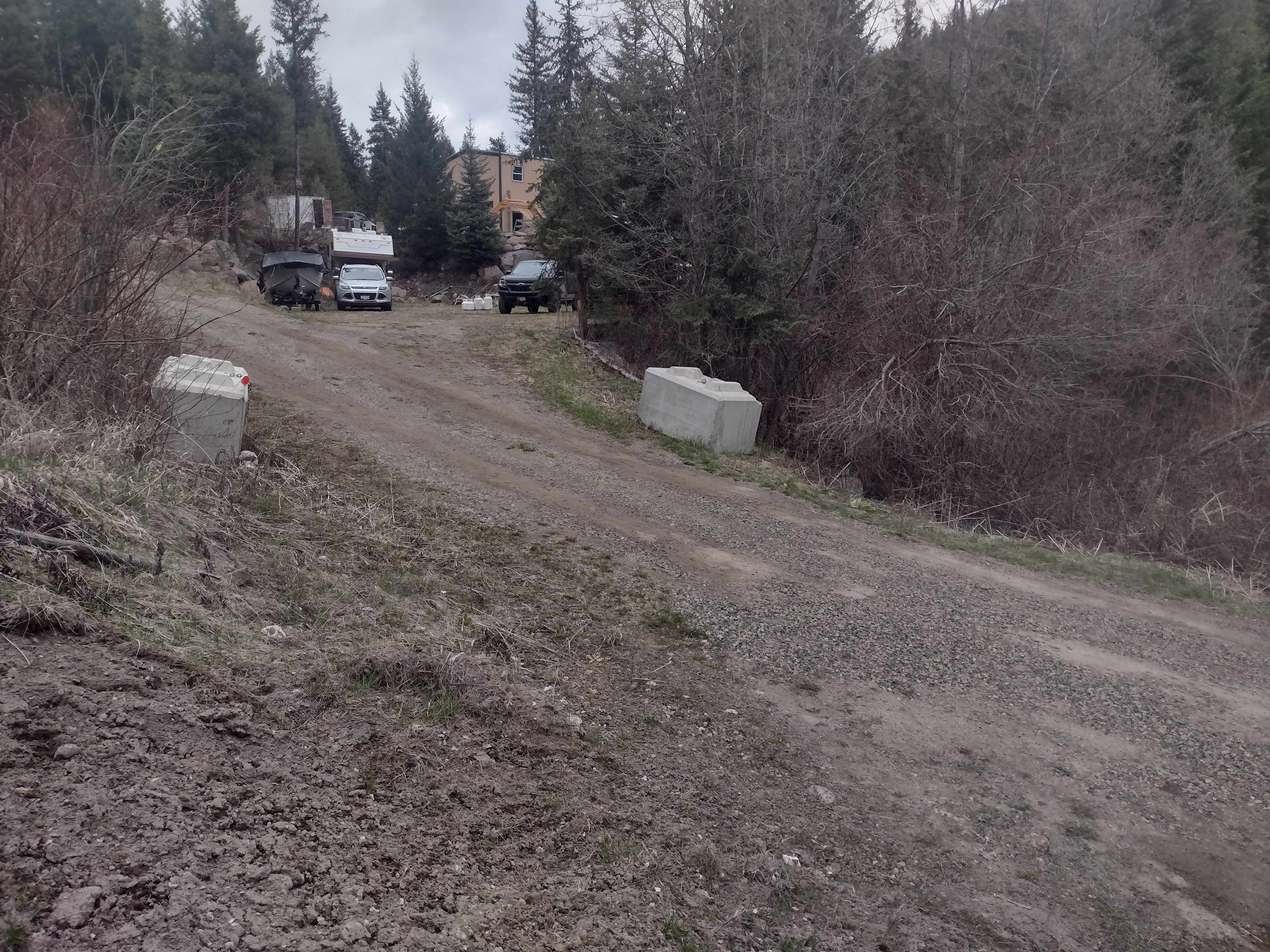 looking from driveway to landing
