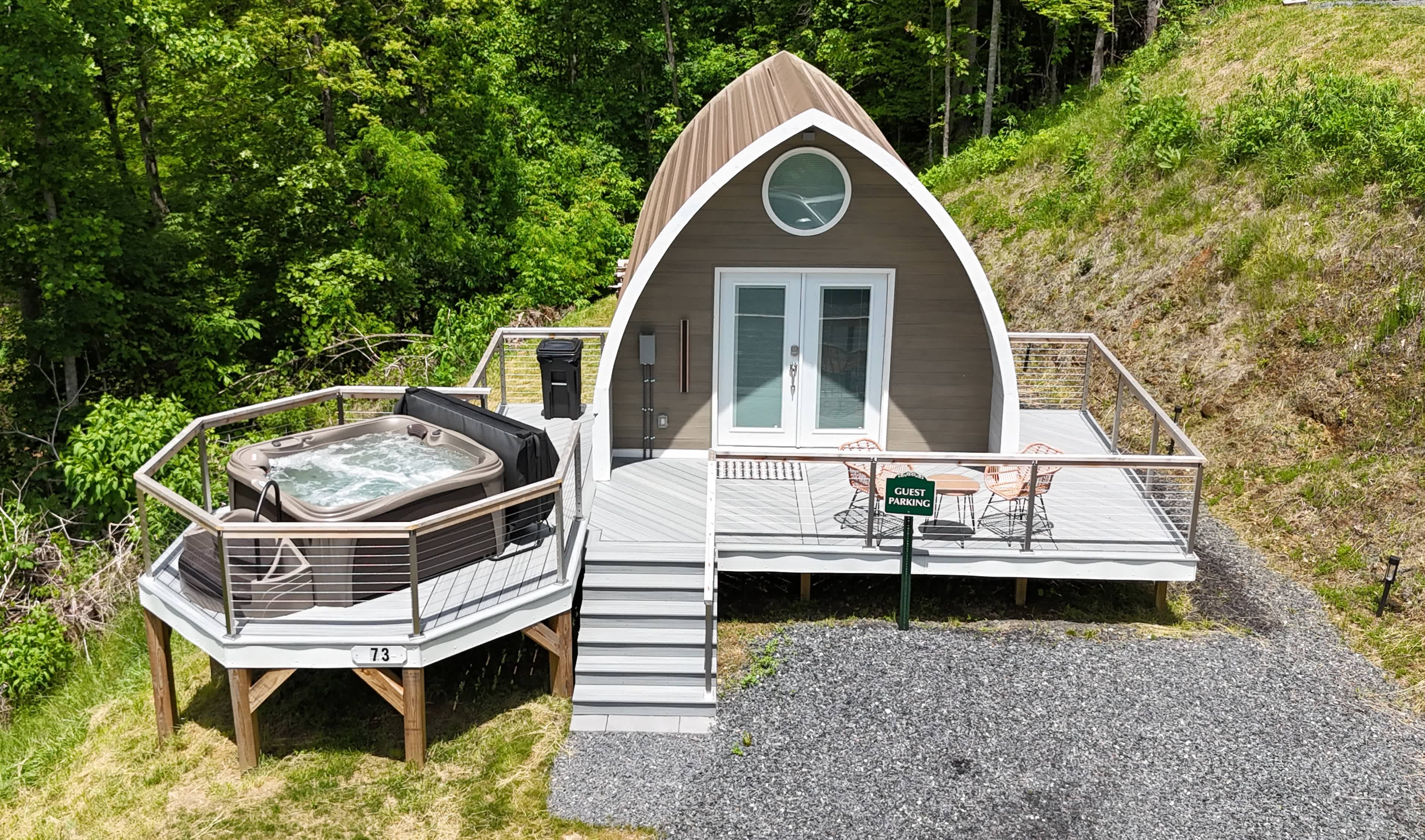 Romantic, hot tub, pet friendly