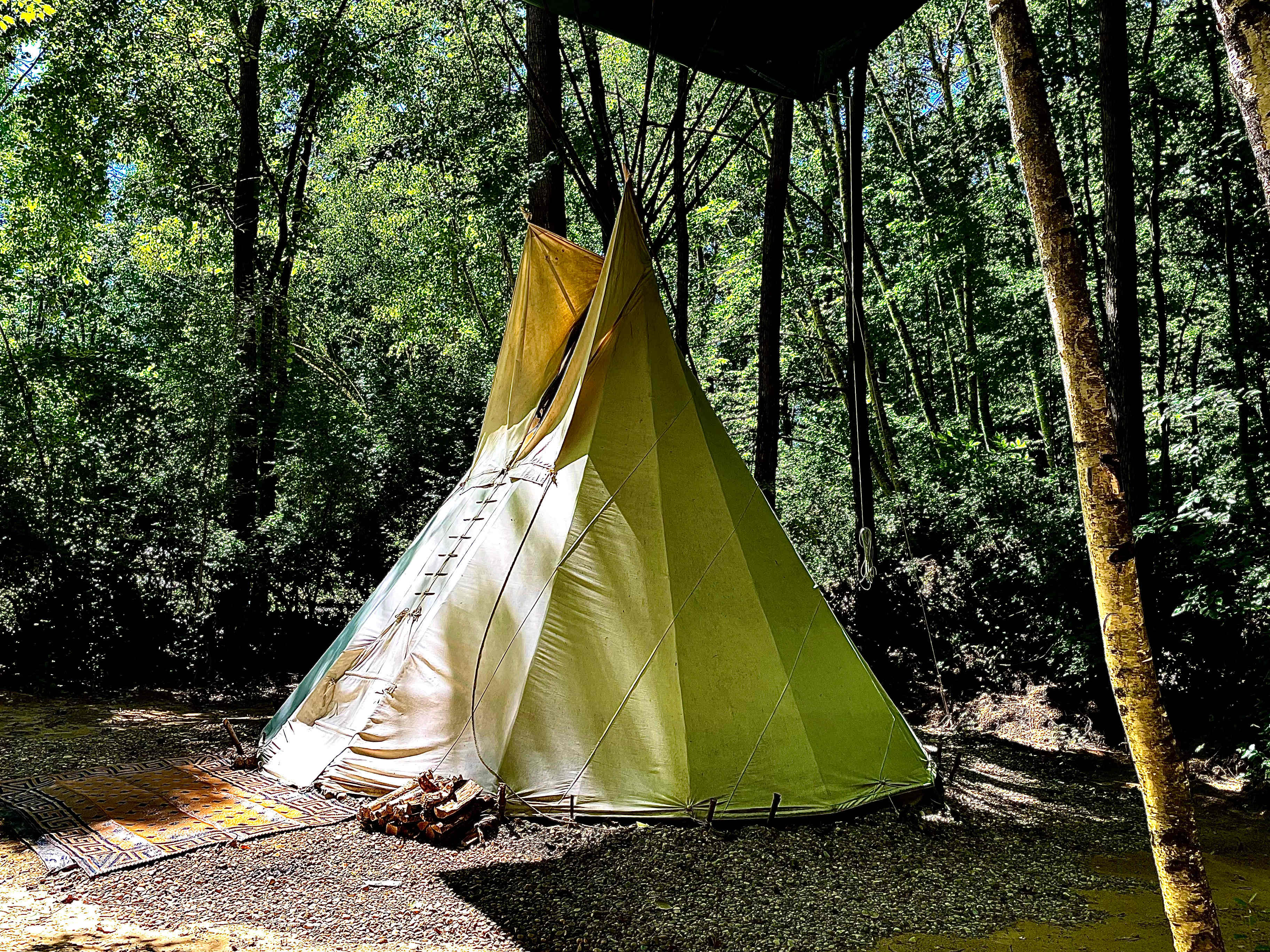 The waŋblí tipi