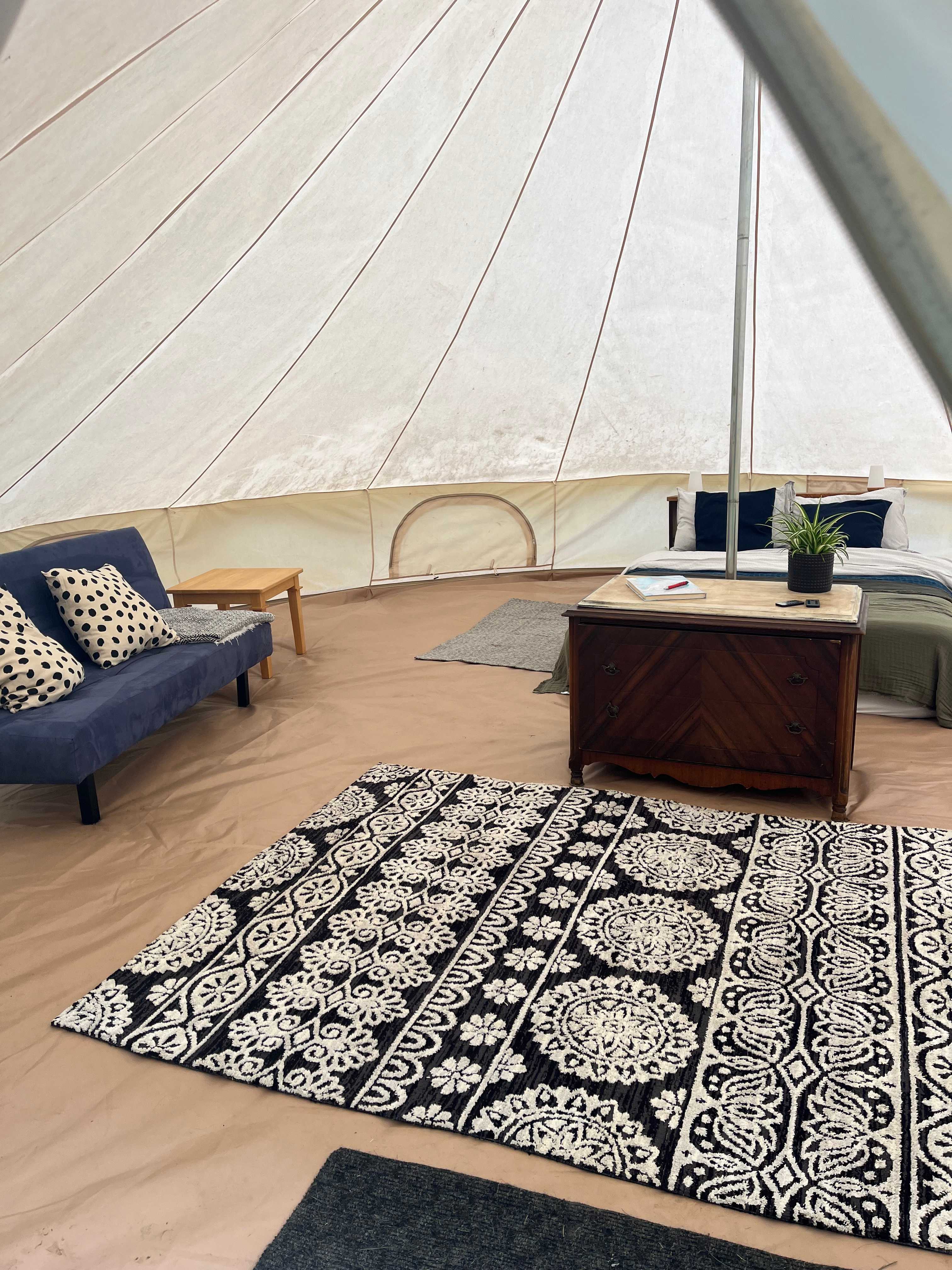 Field of Birds Glamping