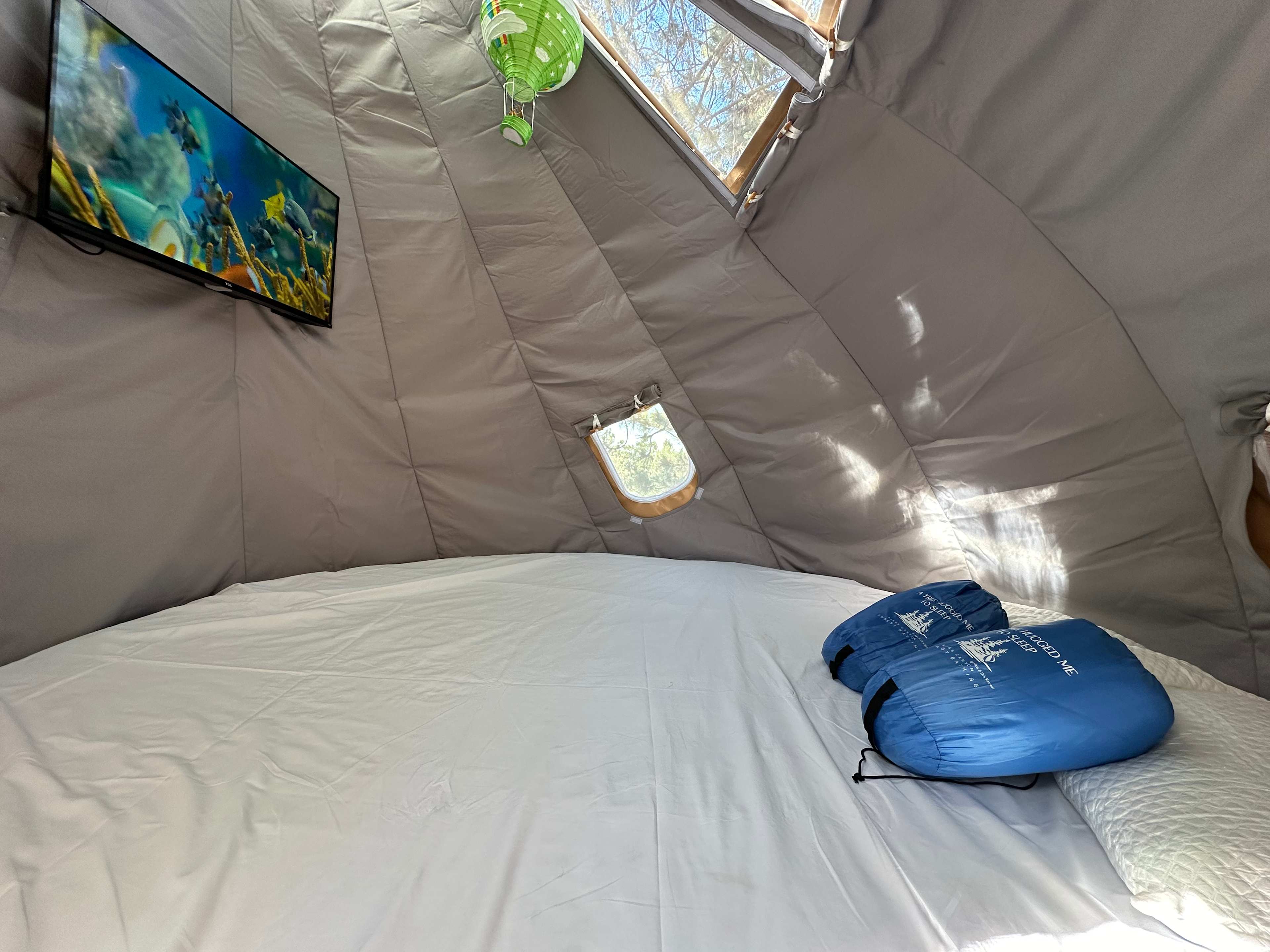 After a long day of hiking, relax on a California King-size circular bed. After your stay the sleeping bags are yours to keep, if you don't want them we will donate them. Enjoy some TV and Wifi or just enjoy nature! 