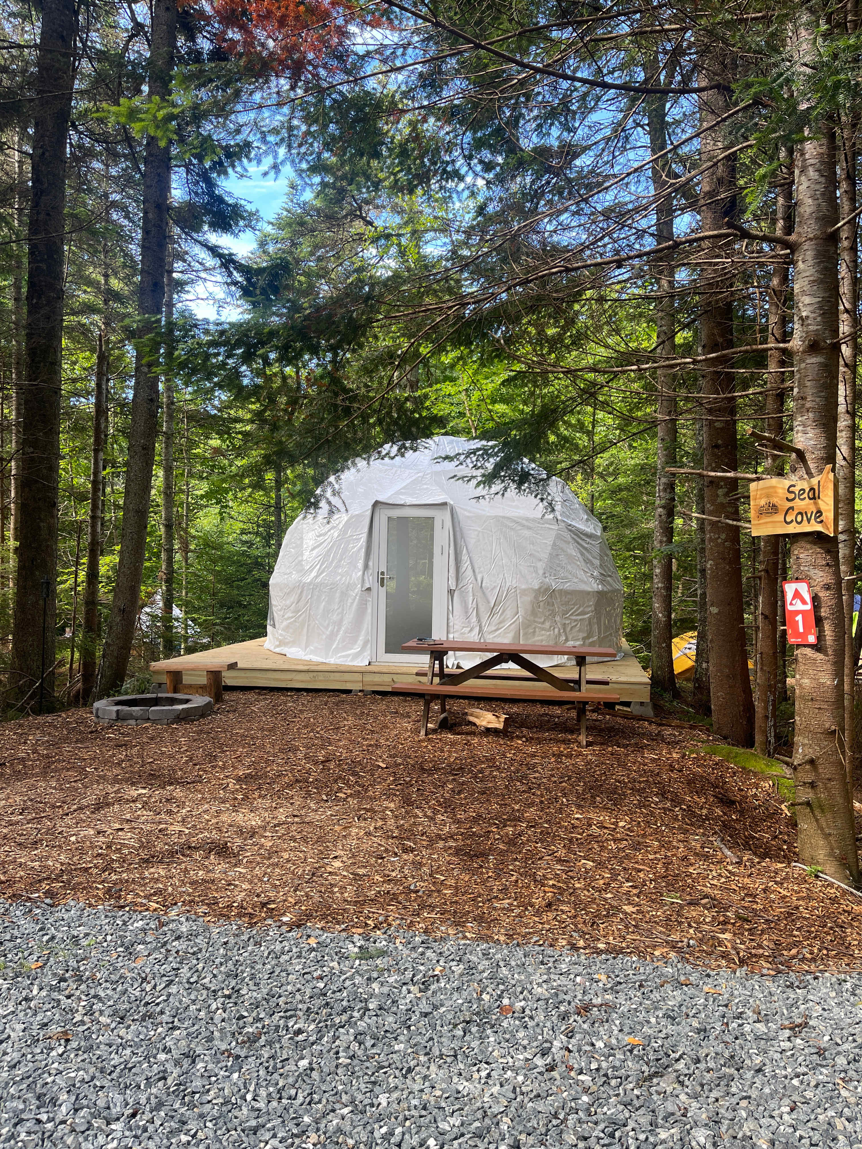Outside, enjoy a private deck perfect for morning coffee or evening stargazing. Whether you're looking to relax in nature or embark on outdoor adventures, the geodesic dome offers a perfect home base. Book now to experience this extraordinary accommodation!