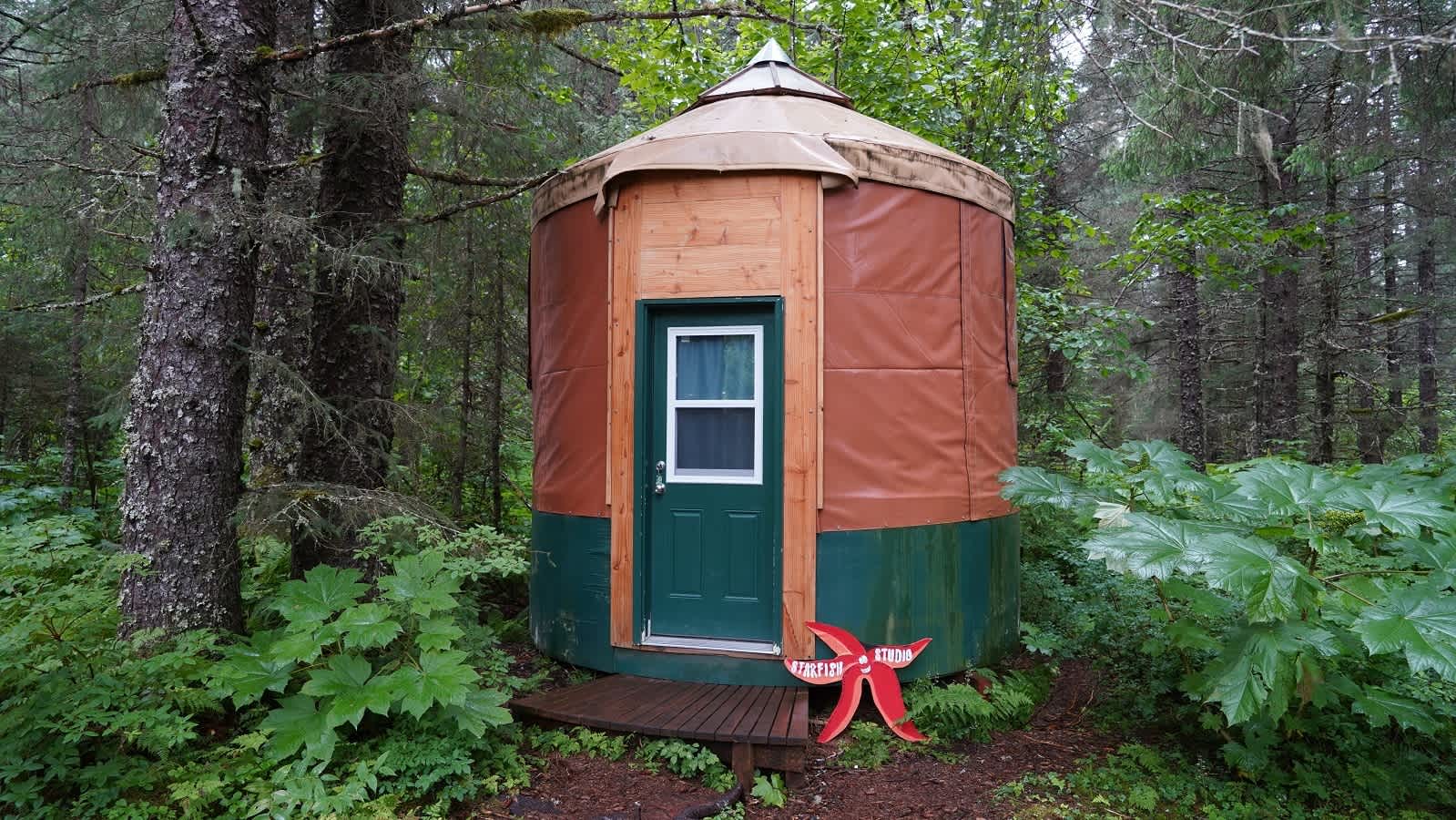 Nauti Otter Inn Yurt Village