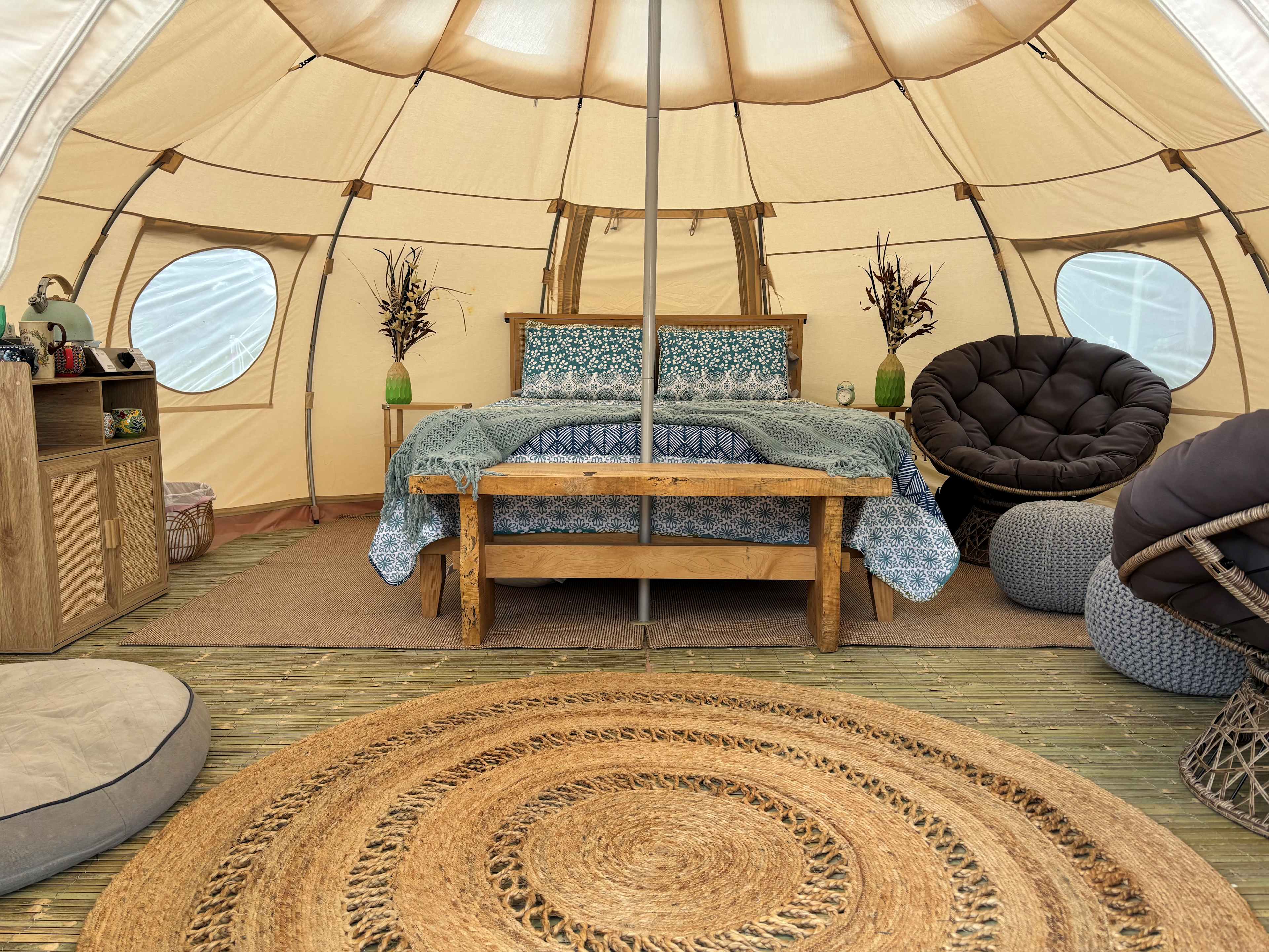 Queen size memory foam mattress and pillows, linen and throw blankets, fold out cots for the kiddos are available (no bedding supplied for cots).