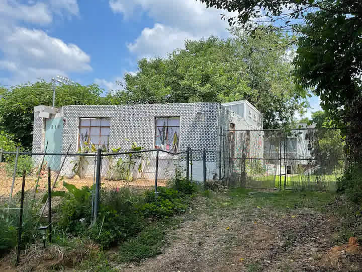 Tiny House Urban Farm Stay