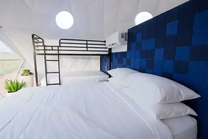 With sleeping arrangements that can accommodate 4 with a queen bed and two bunk beds, you'll have plenty of room for everyone in your group. Please note, this dome does not have a skylight.