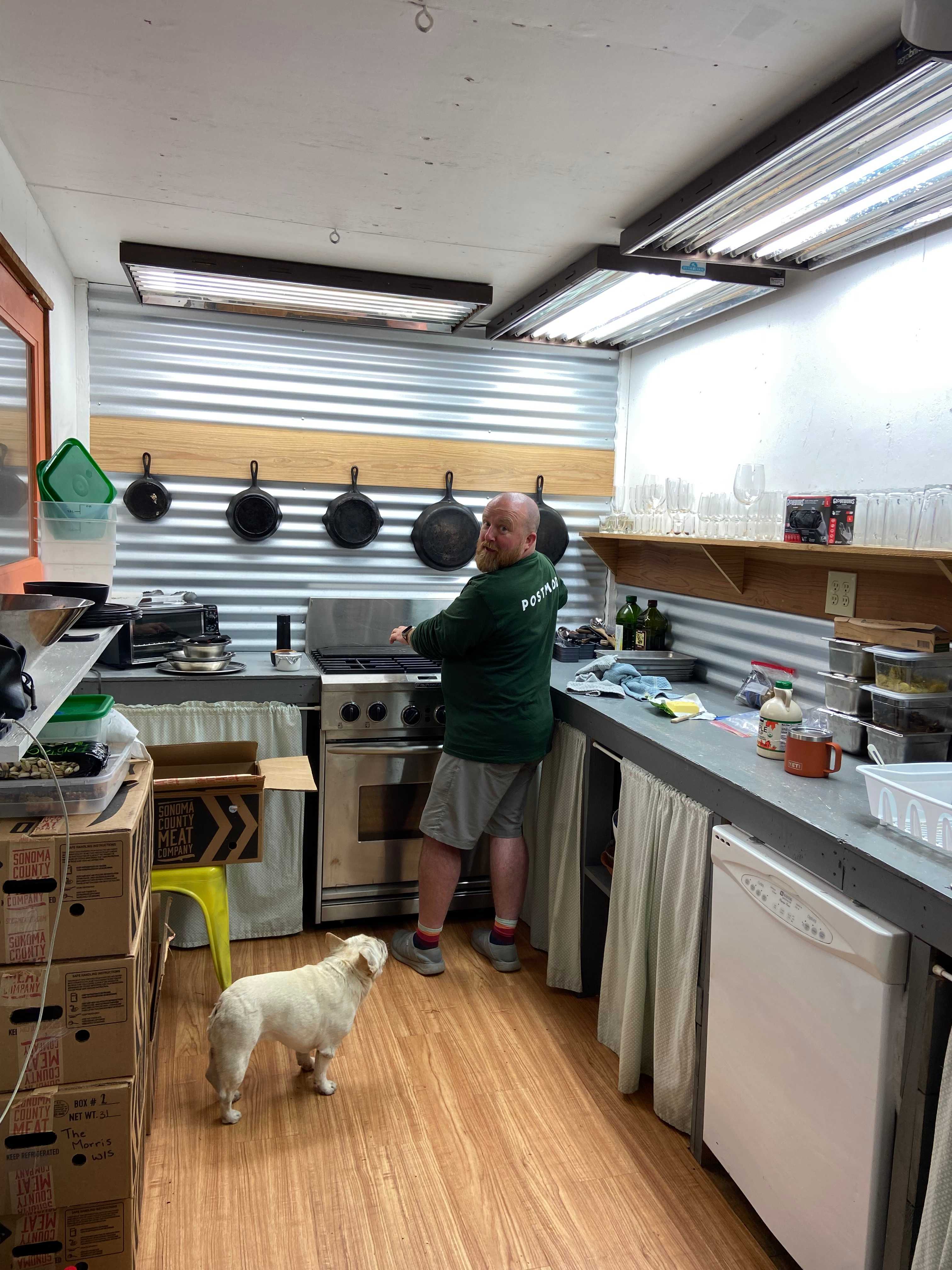 Gas stove, functioning oven and a full fridge!