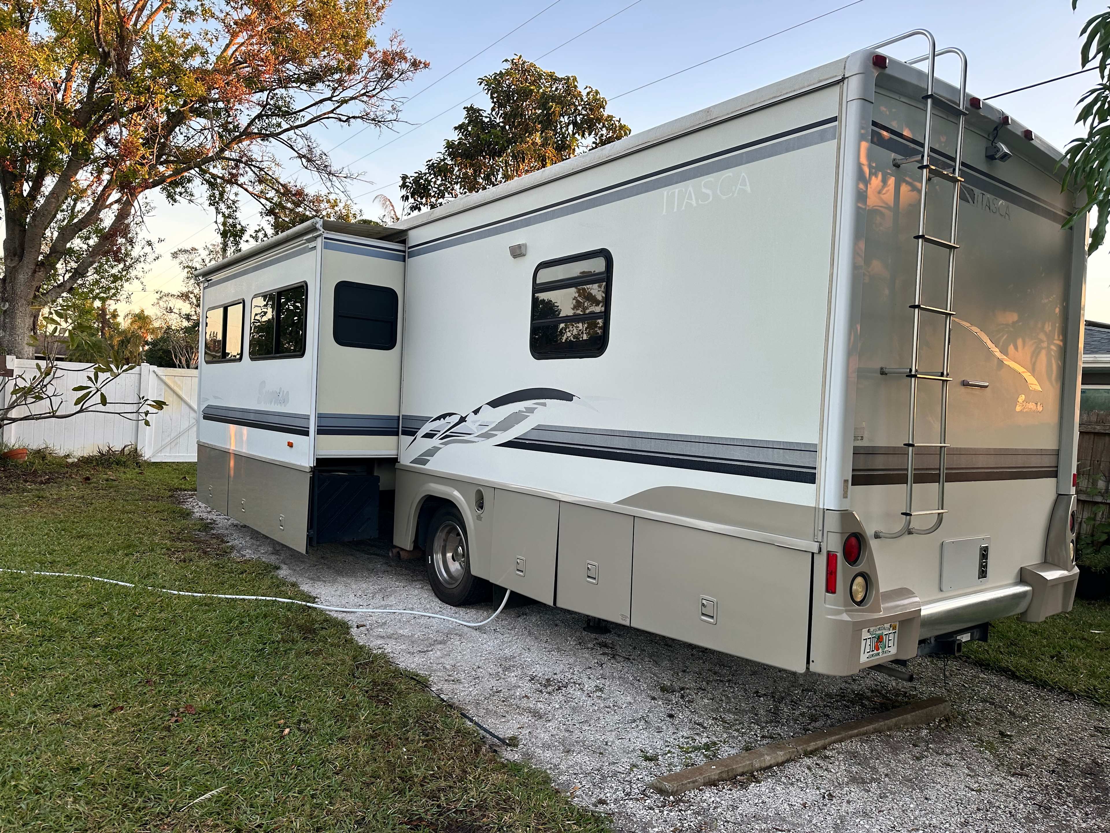 33 foot fit with plenty of room.