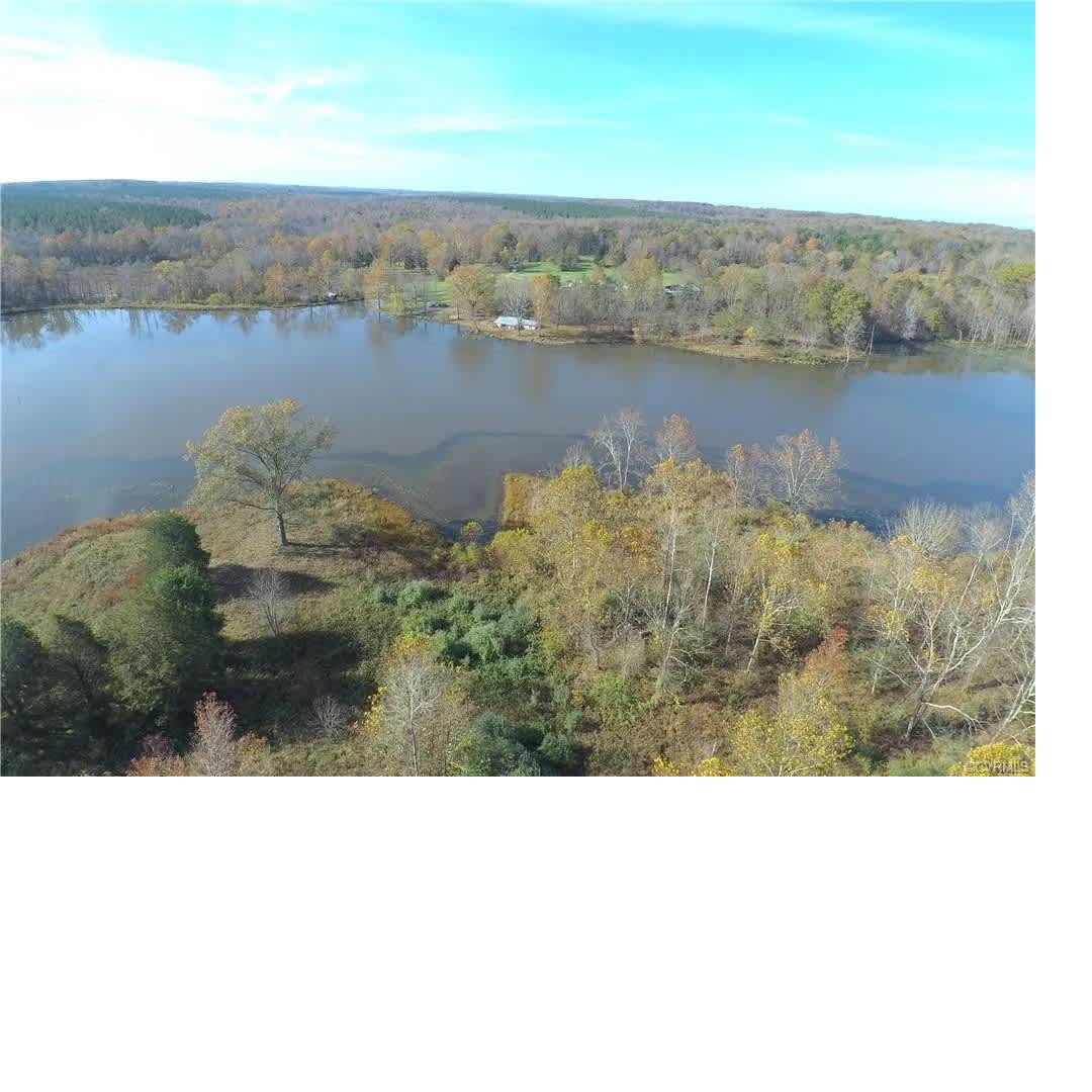 Lakefront!! Kayaks Available.