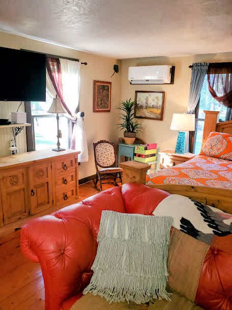 Cozy Cabin in Da Piney Woods!
