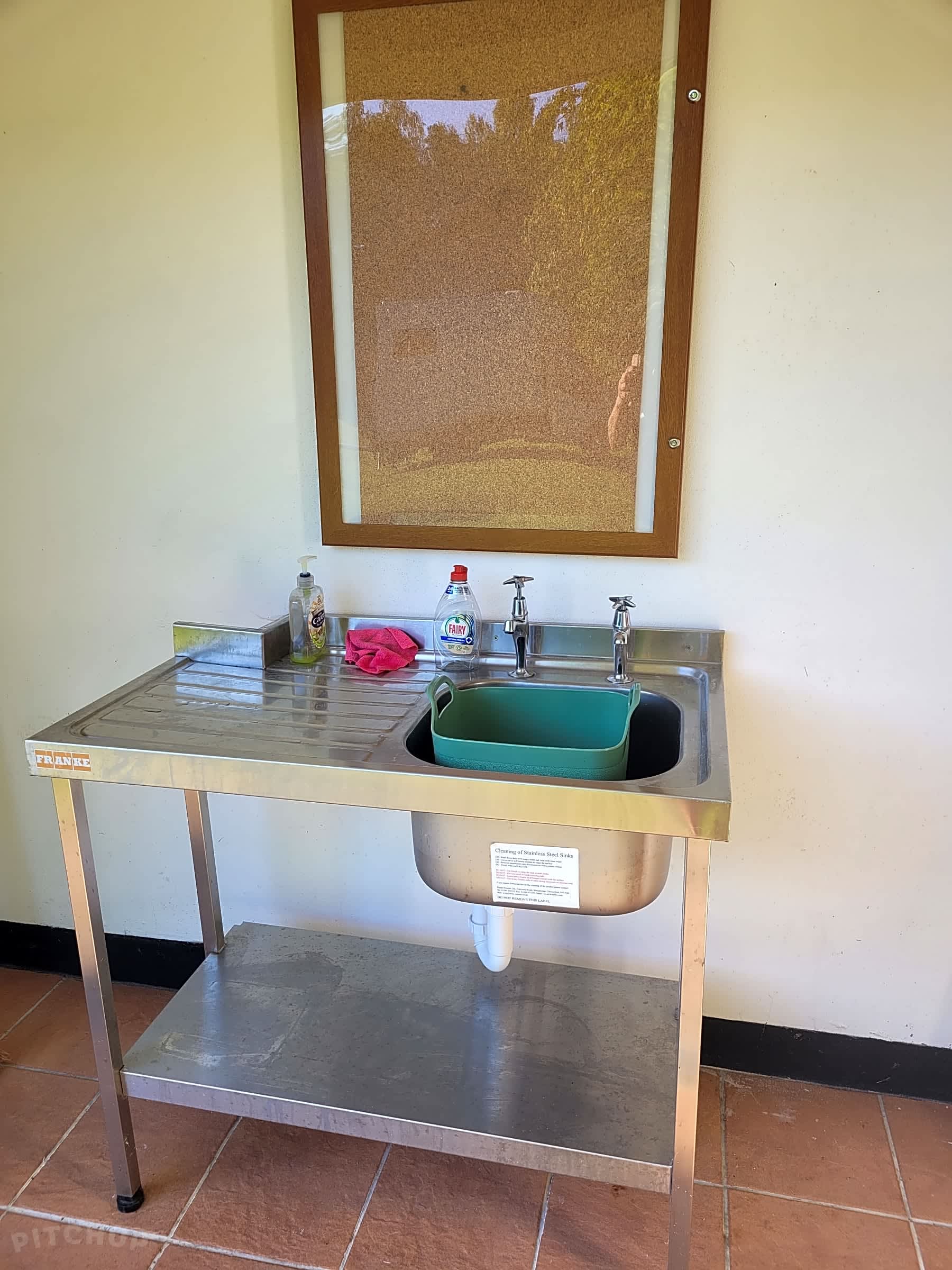 Plentry of hot water and shelter in washing up area 