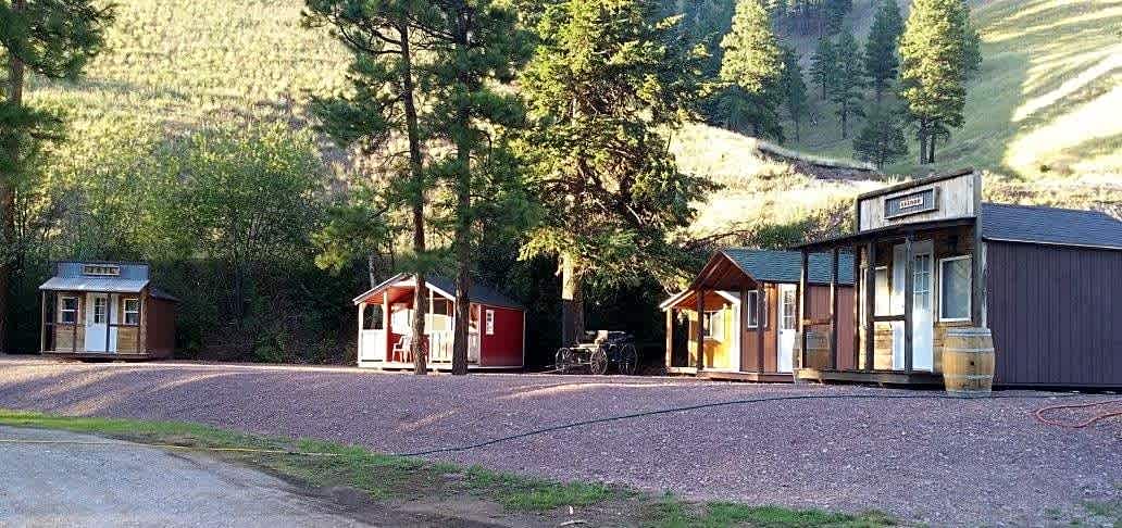 Bearmouth Chalet and RV Park