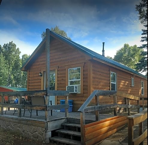Mogote Meadow Cabins & RV Park