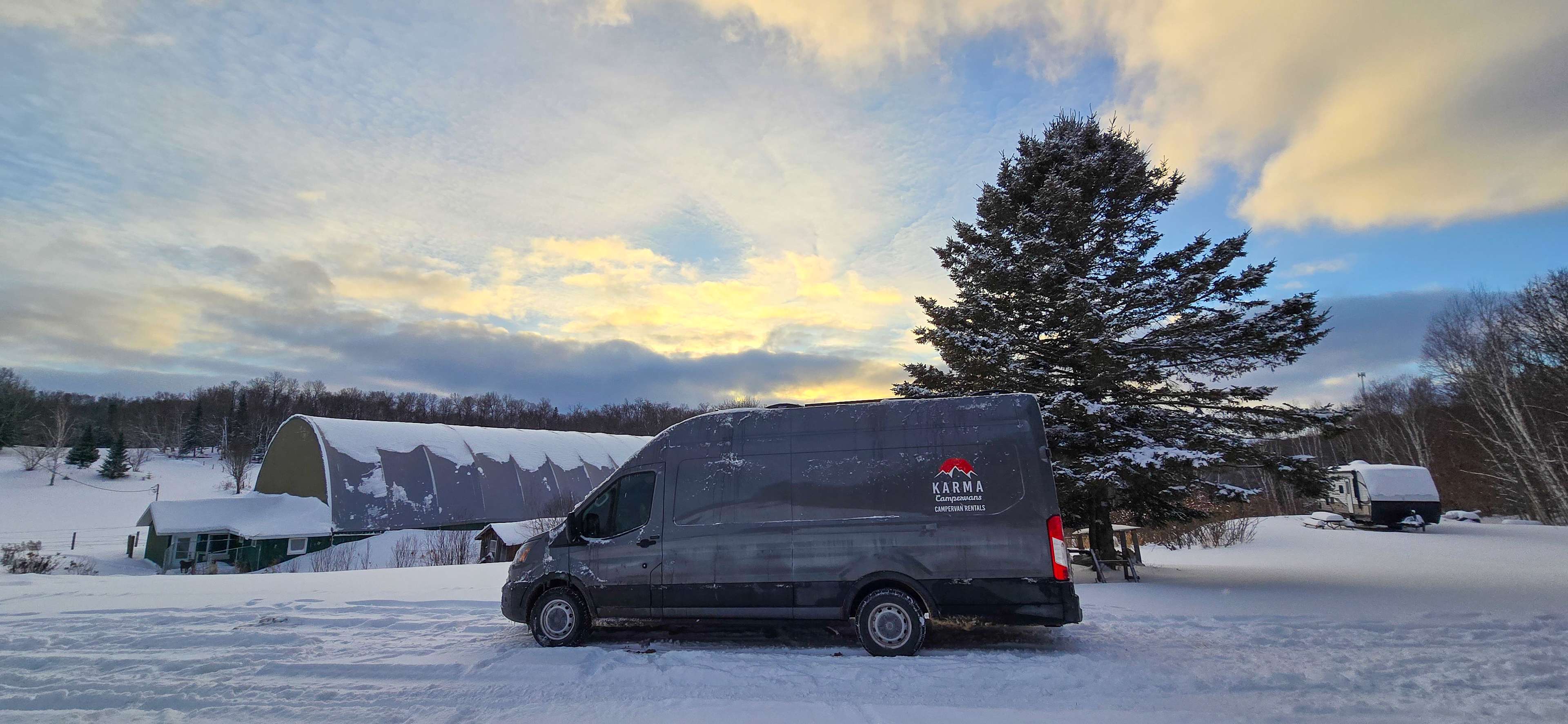A winter campervan adventure on the perfect little farm ❤️🚐🐶🐴